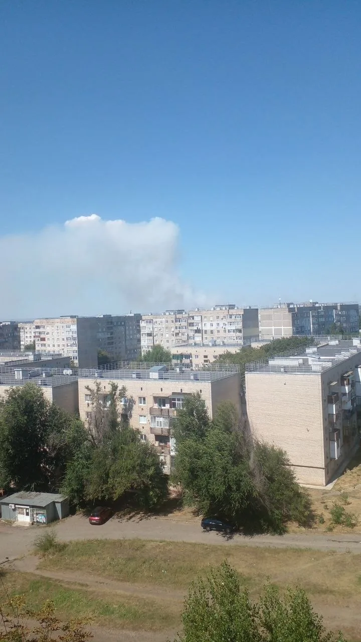Подписчики сообщают, что в районе Володарки снова сильный пожар. Дым видно даже с города.
