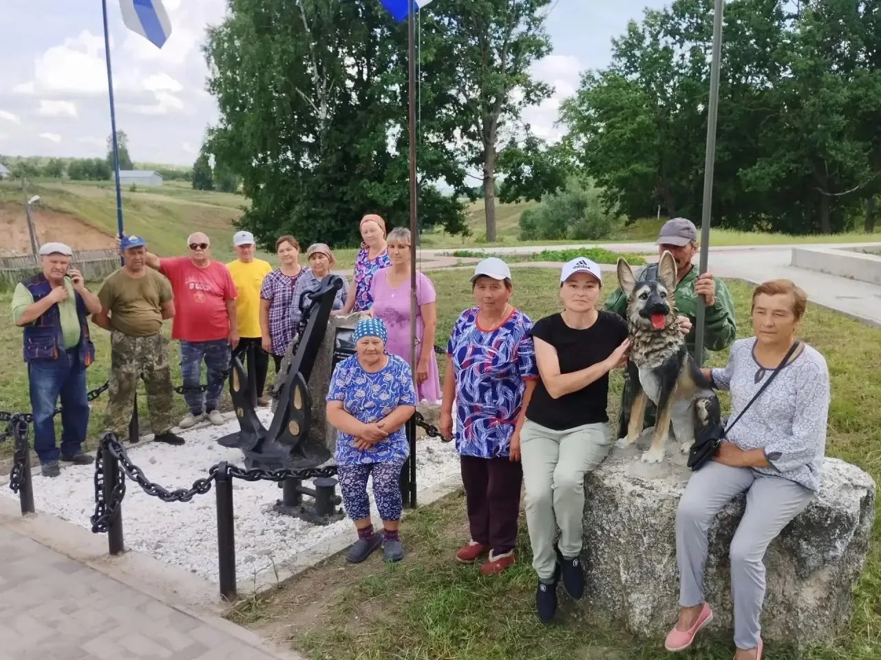 В селе Мусирмы прошел субботник на Аллее Воинской Славы, посвященной Вооруженным Силам России. Мусир