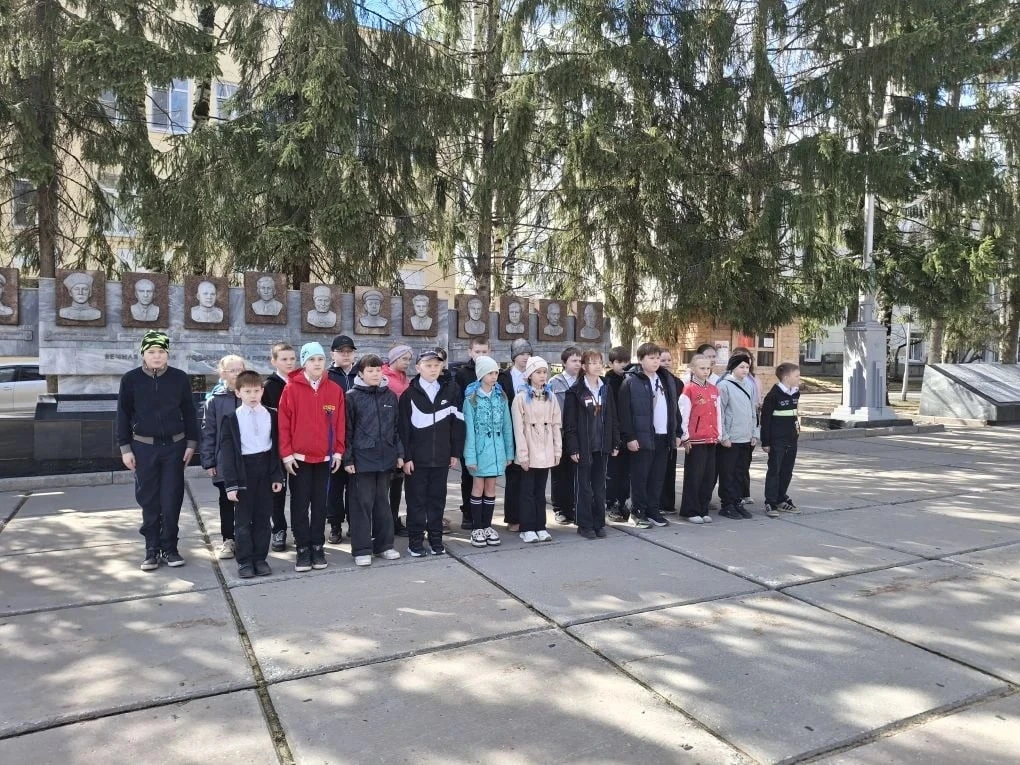 🕊В преддверии великого праздника – Дня Победы – ученики 1а, 1д, 4ж, 5д, 5к классов нашей школы приня
