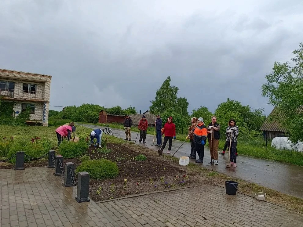 Сегодня несмотря на  дождь  мы совместно с жителями с.Елховка вышли на традиционный суб...