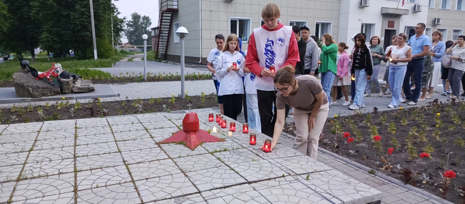 Сегодня, в канун Дня памяти и скорби, у Мемориала Памяти прошла патриотическая акция «Свеча Памяти».