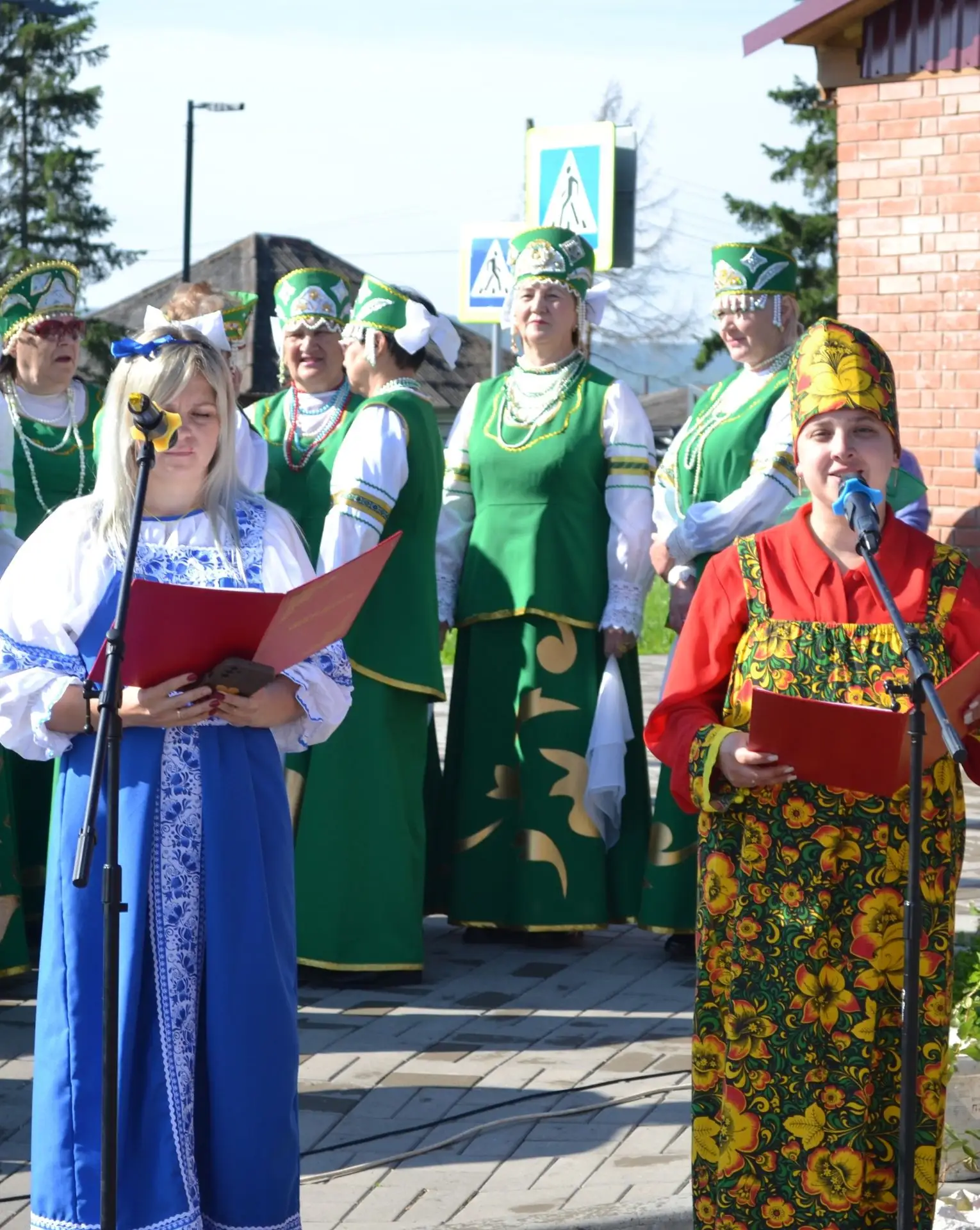 🍎 Сочные яблоки, аромат меда и народные песни на центральной площади!