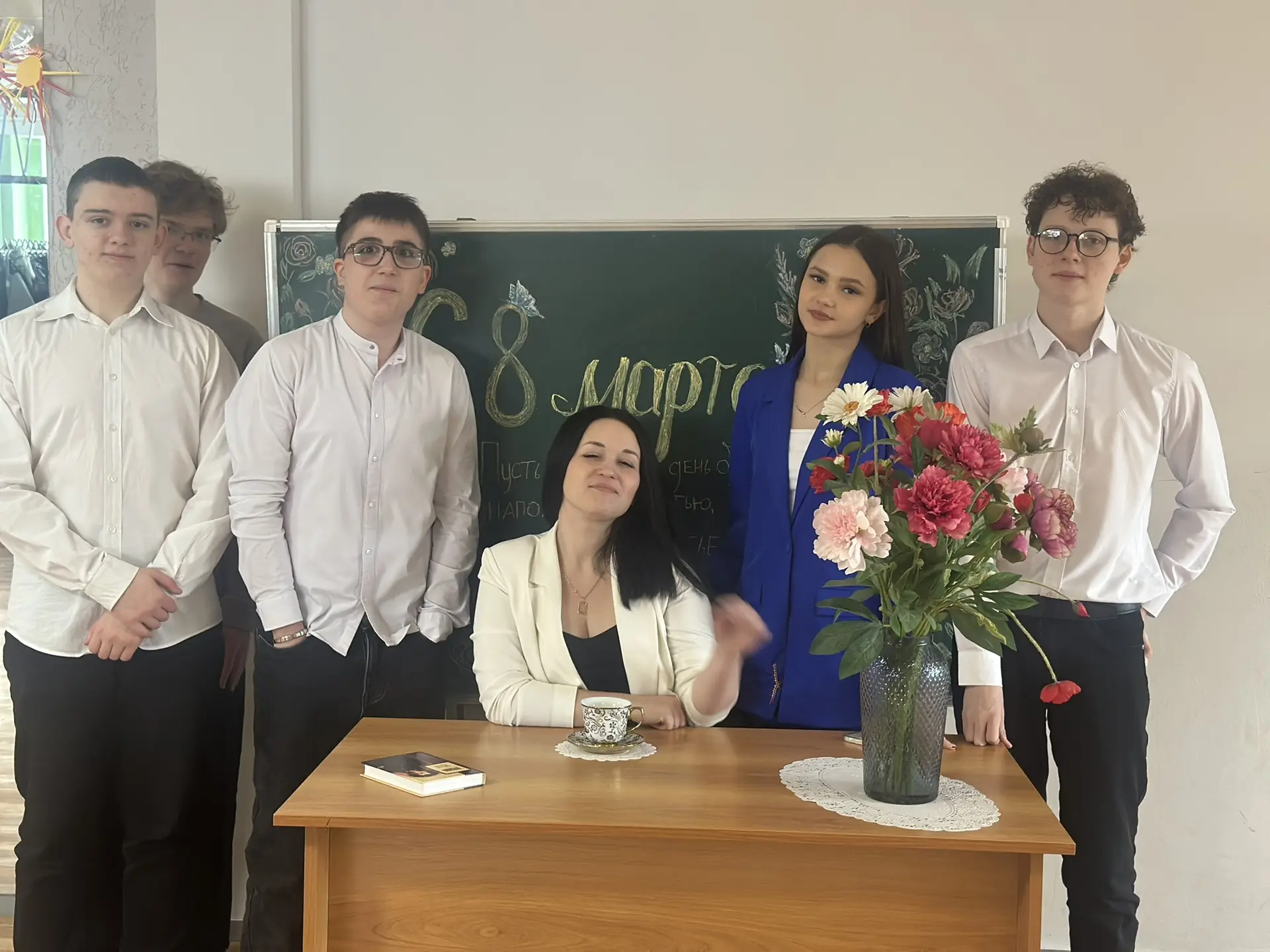 6 марта с самого утра всё было по-весеннему: звучала музыка, в воздухе — цветы и улыбки. Наши любимы