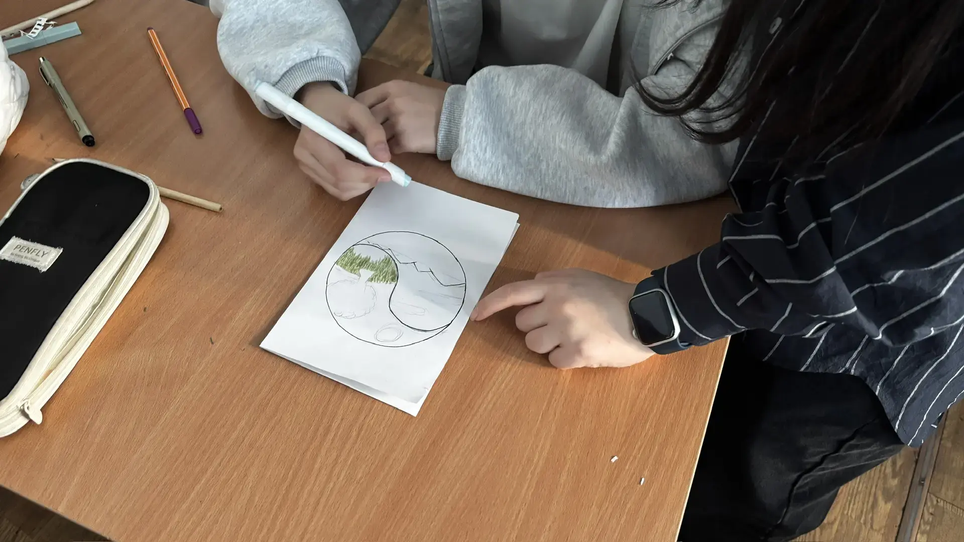 Экоурок рисования прошёл у пятиклассников 🎨  Волонтеры и активисты Первичного отделения Движения пер