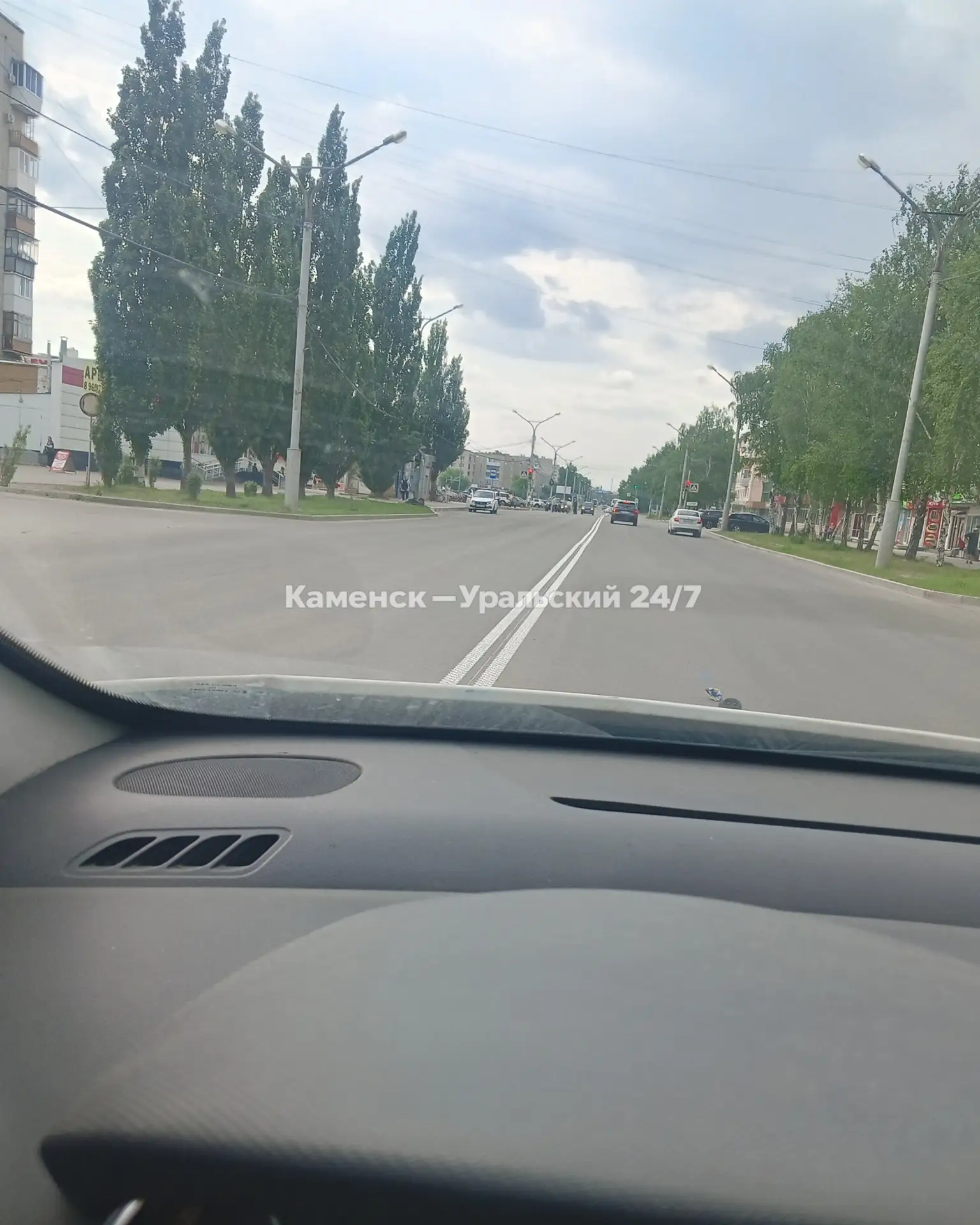 На пр. Победы двойная сплошная. Чувствую себя пассажиром в автобусе: выйти можно только на остановке