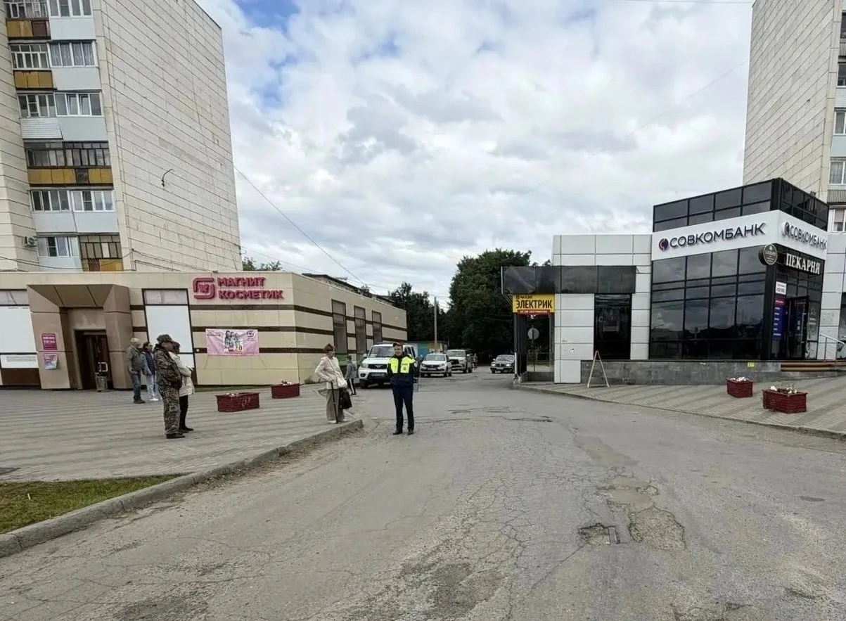 🚨 Водитель сбил девочку во дворе Златоуста.