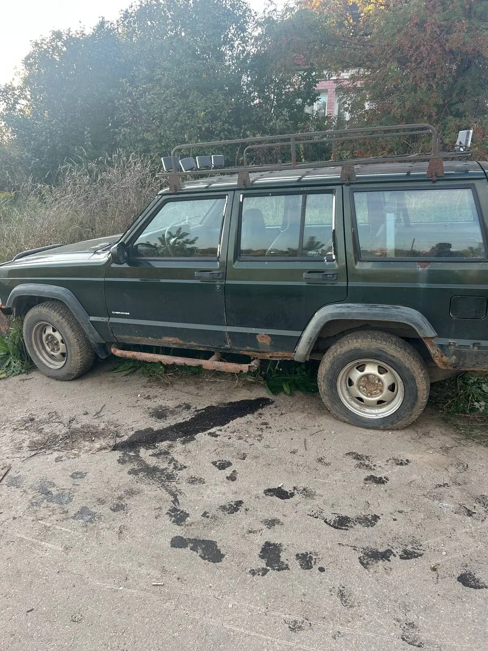 Продам Jeep Cherokee 98 год 2.5 410000 пробег 3 хоз заводится и едет цена 200000 номер ...