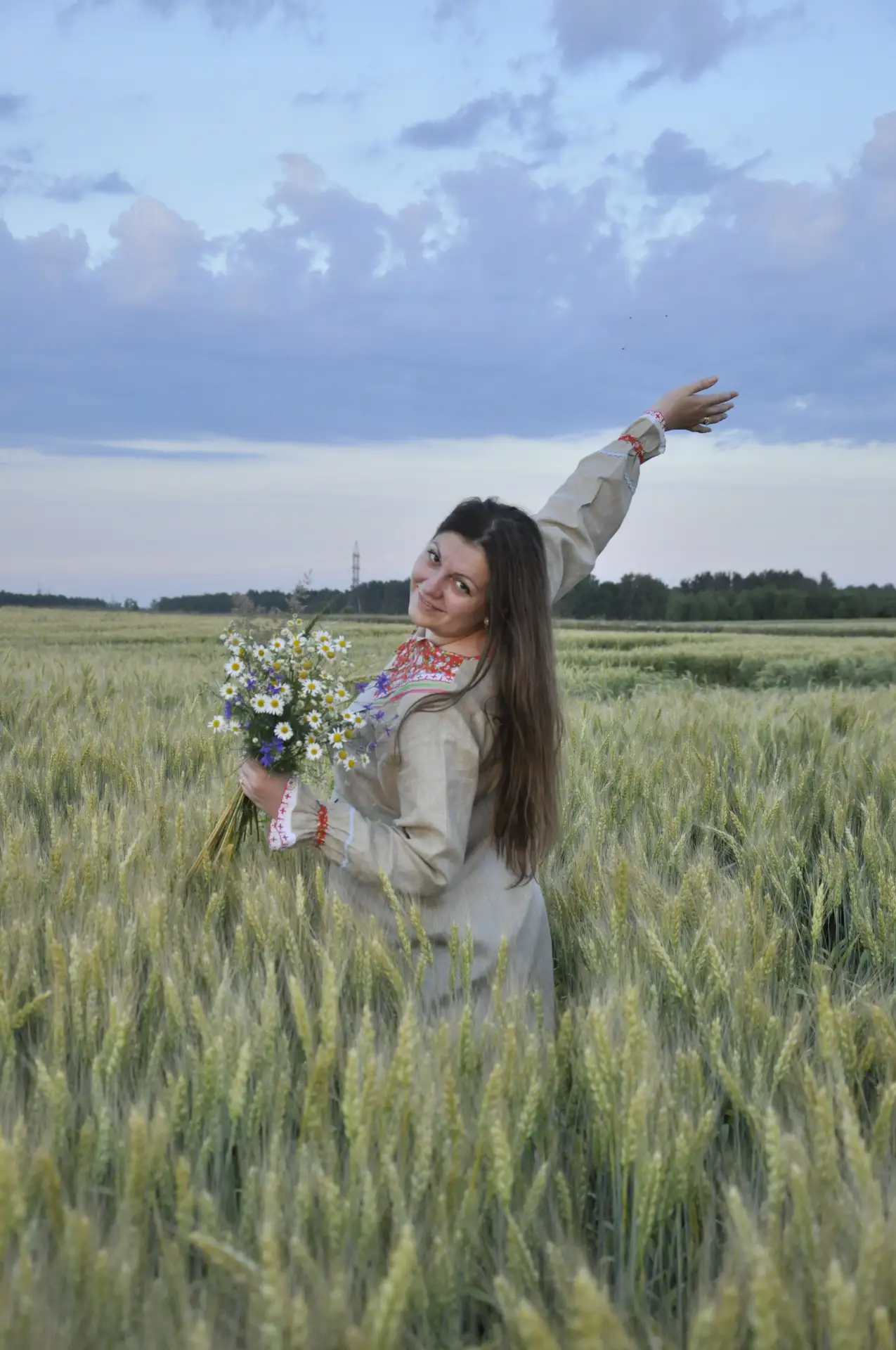 Вокруг меня тишина. Ещё очень рано. У меня в руках чашка горячего кофе. Небо ещё чёрное...