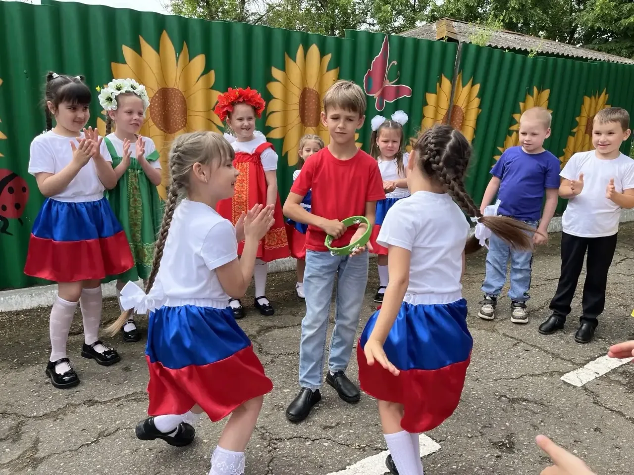 Сегодня у ребят старшего возраста прошла квест игра «Россия». Воспитанники играли в под...
