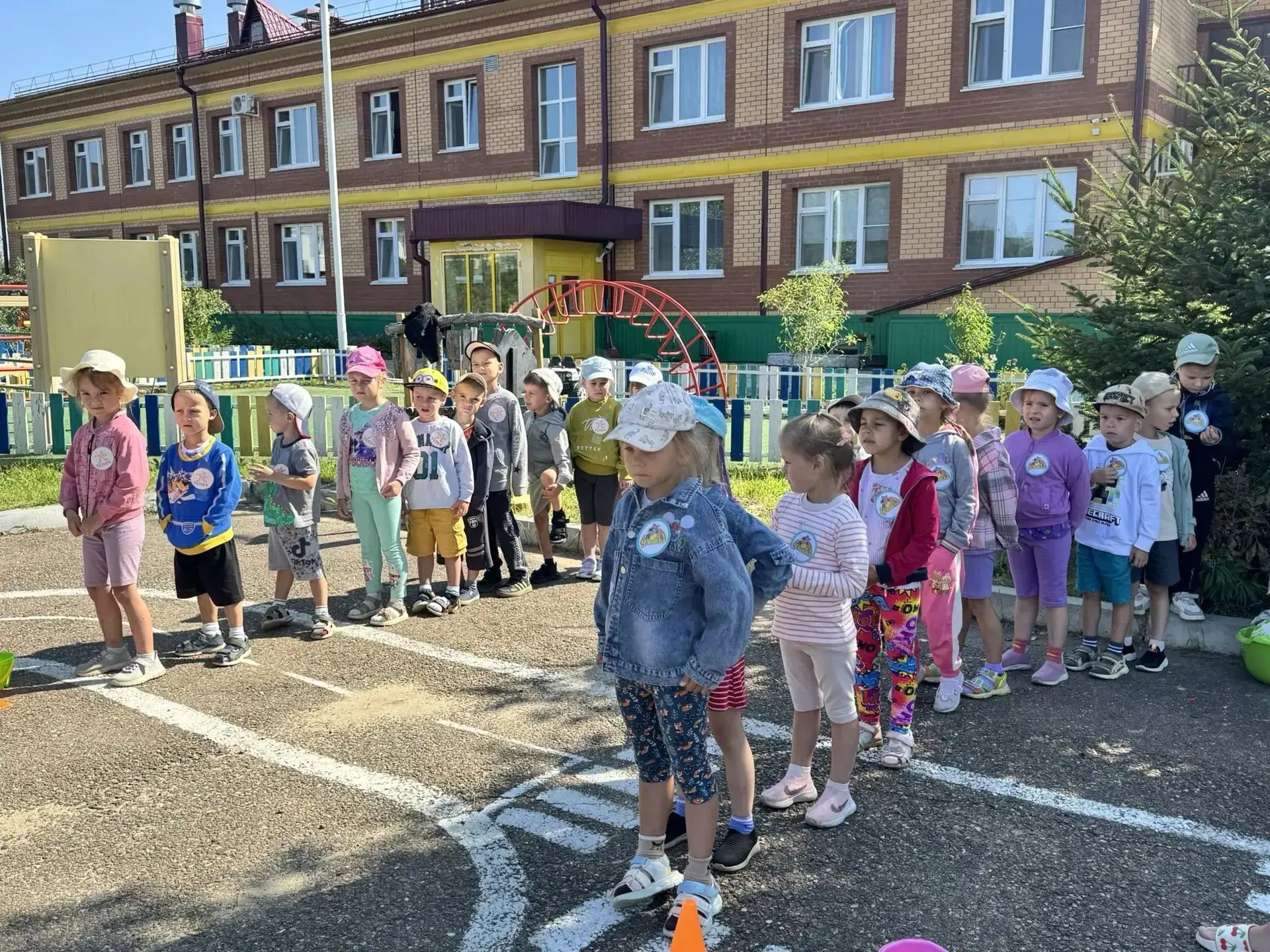 В старше и средней группе прошел спортивный праздник "Весёлые старты".