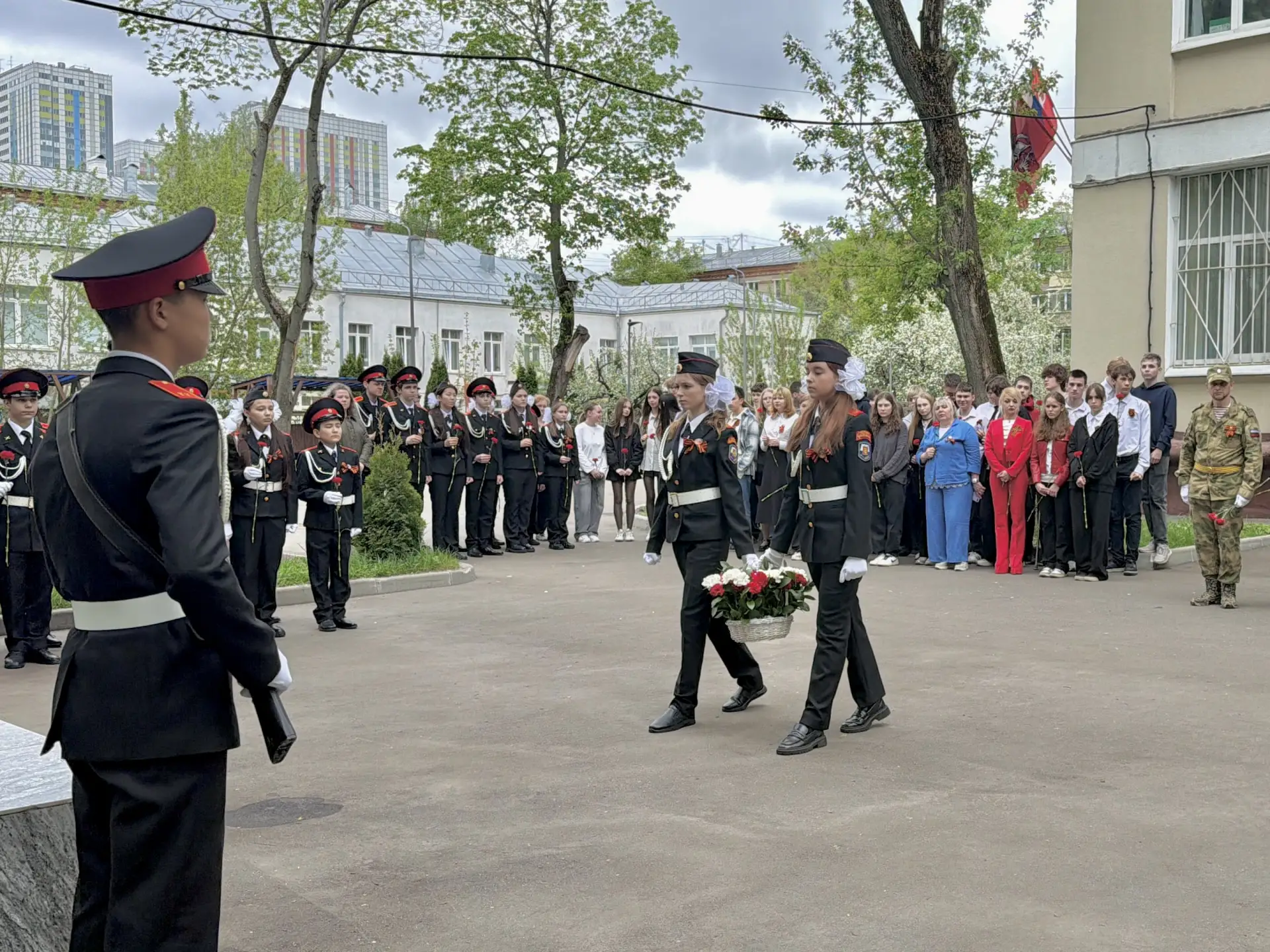 КРАСНЫЕ ГВОЗДИКИ  🎖️ На школьной площадке Бойцовая, 20 нашего Образовательного квартала, у памятного