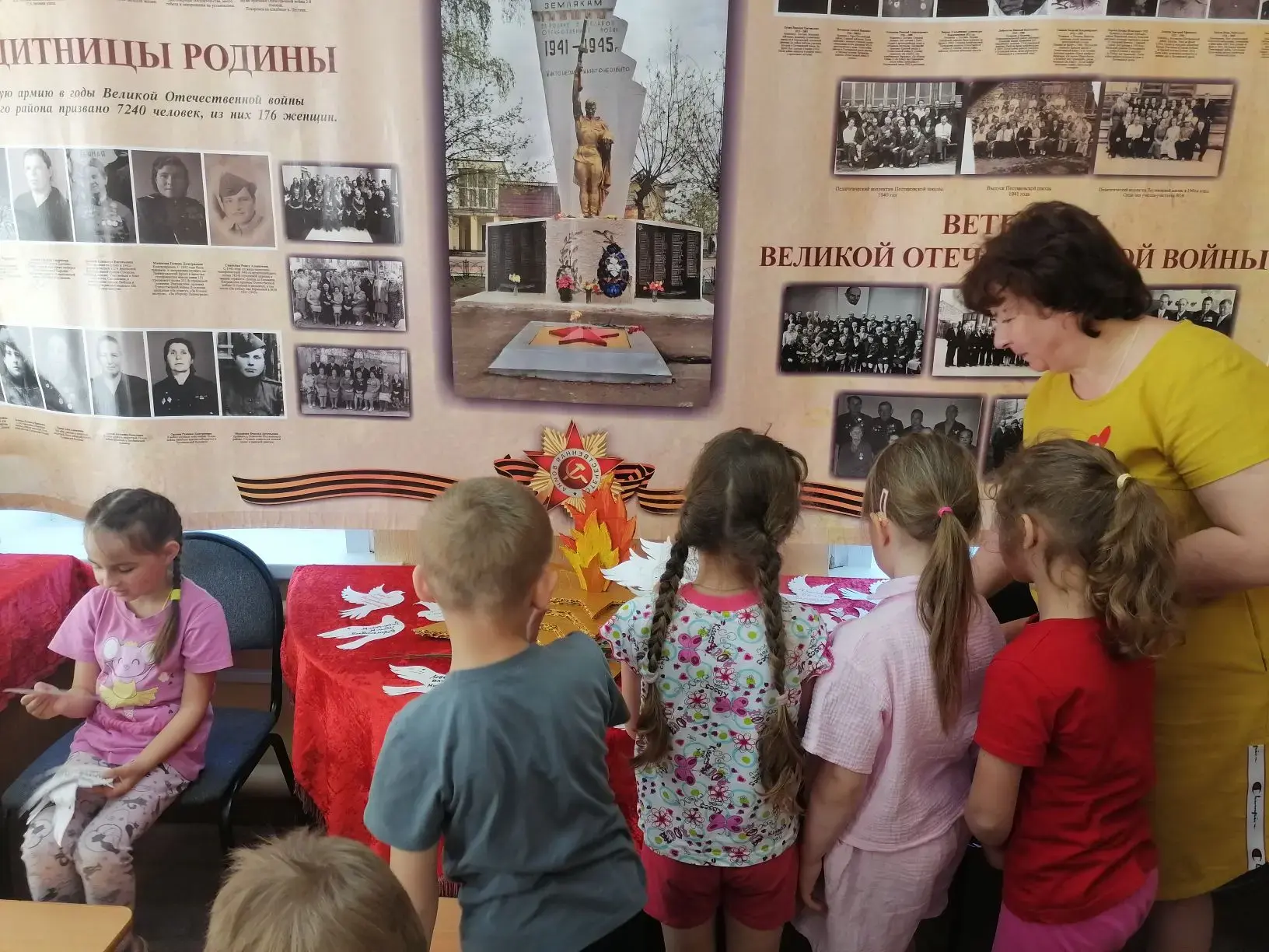 В день профессионального праздника воспитанники группы "Пчёлки" посетили Пестяковский к...