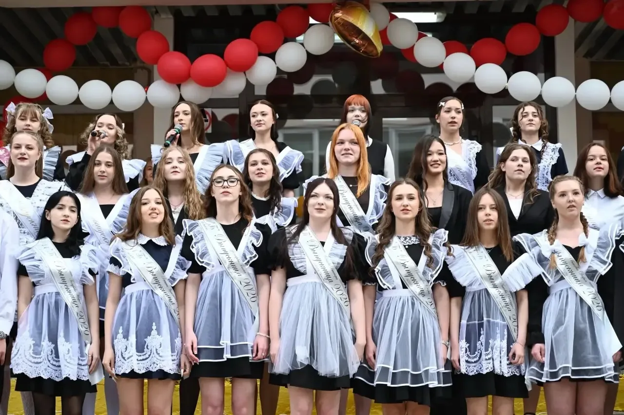 Дорогие выпускники!Уважаемые родители! Поздравляем вас с праздником Последнего школьного звонка! Пус