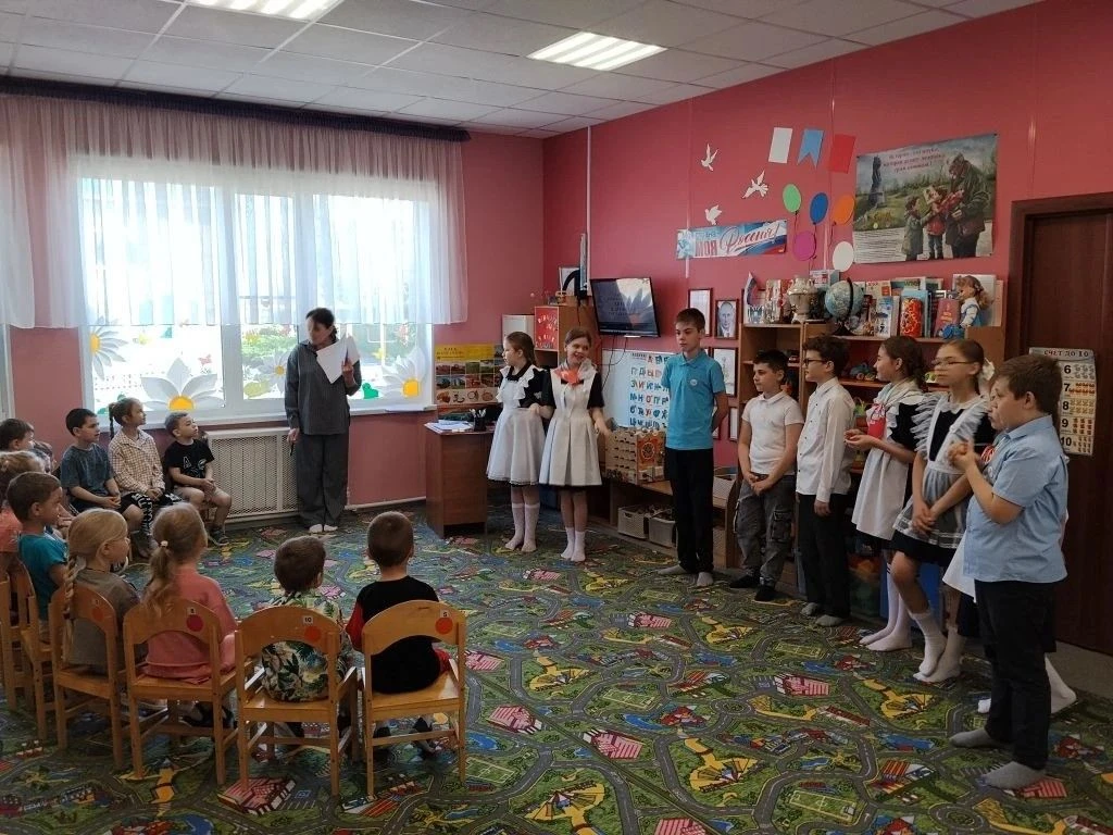 К  Дню славянской письменности и культуры в старшую группу "Звездочки" приходили  учащи...