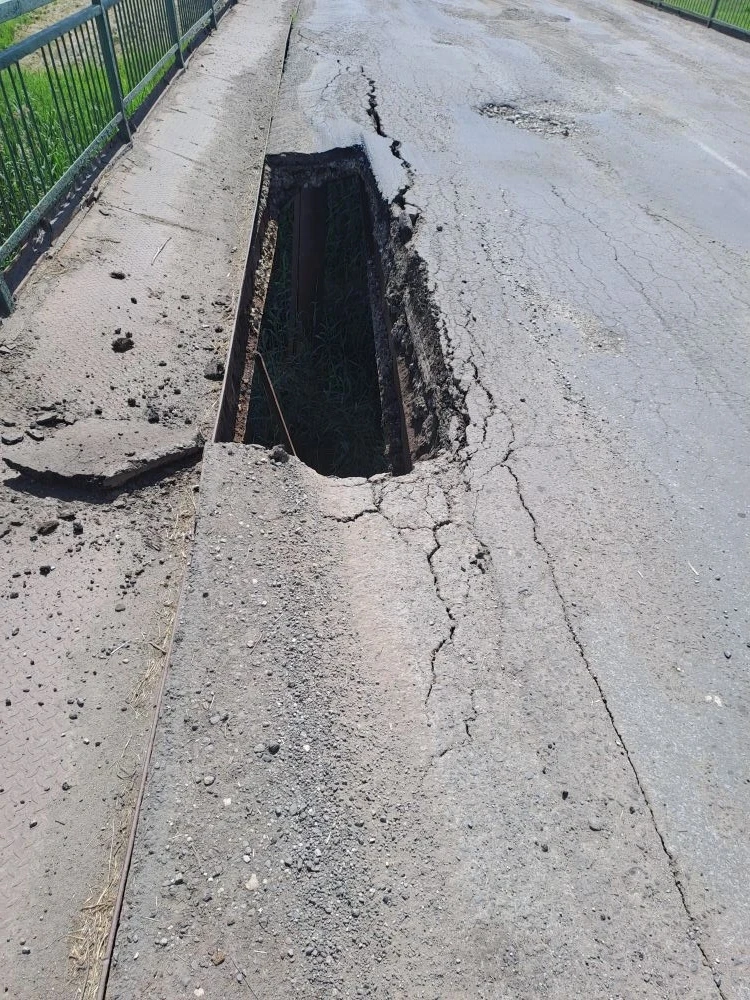 Большевистский мост перекрыт! Движение ограничено!

В дорожном полотне моста в Большевике  снова поя