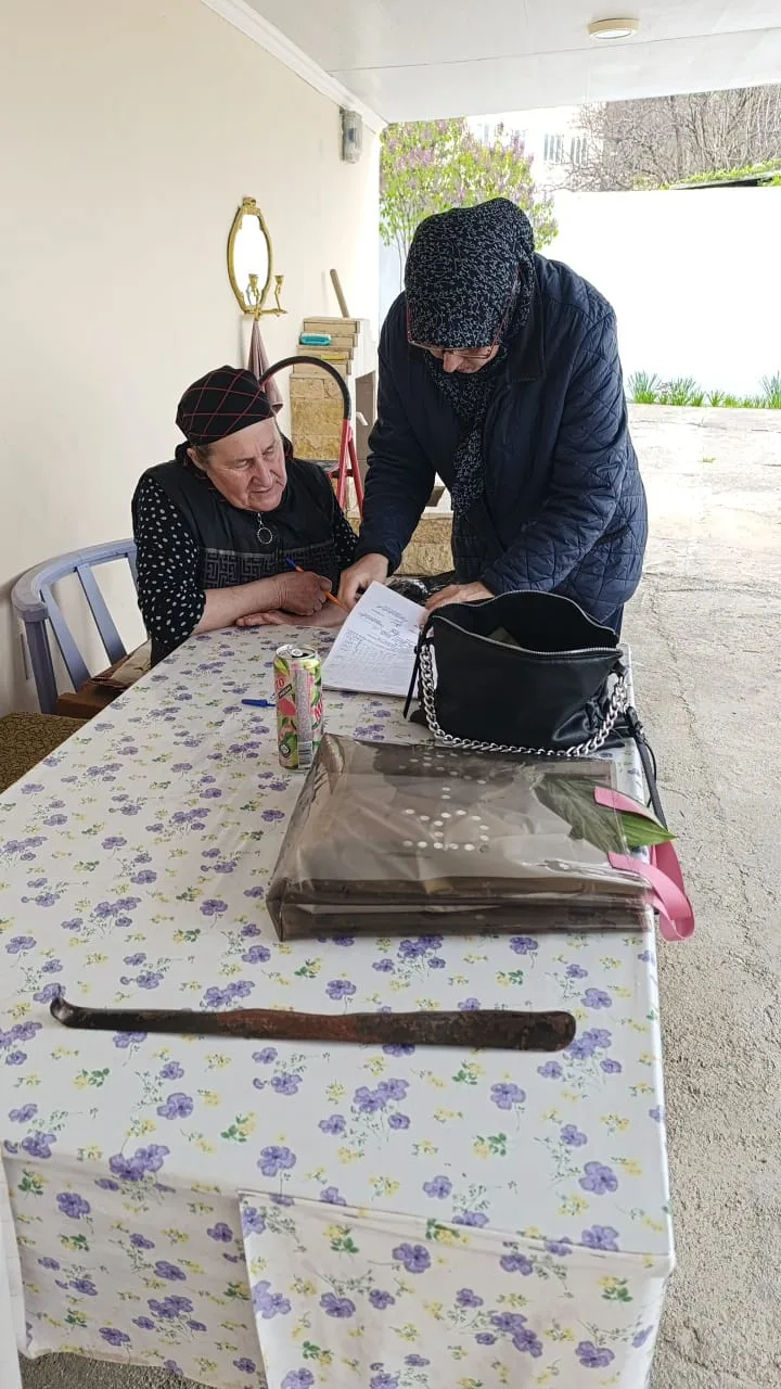 Социальные работники трудятся во благо людей,даря заботу,поддержку и надежду.