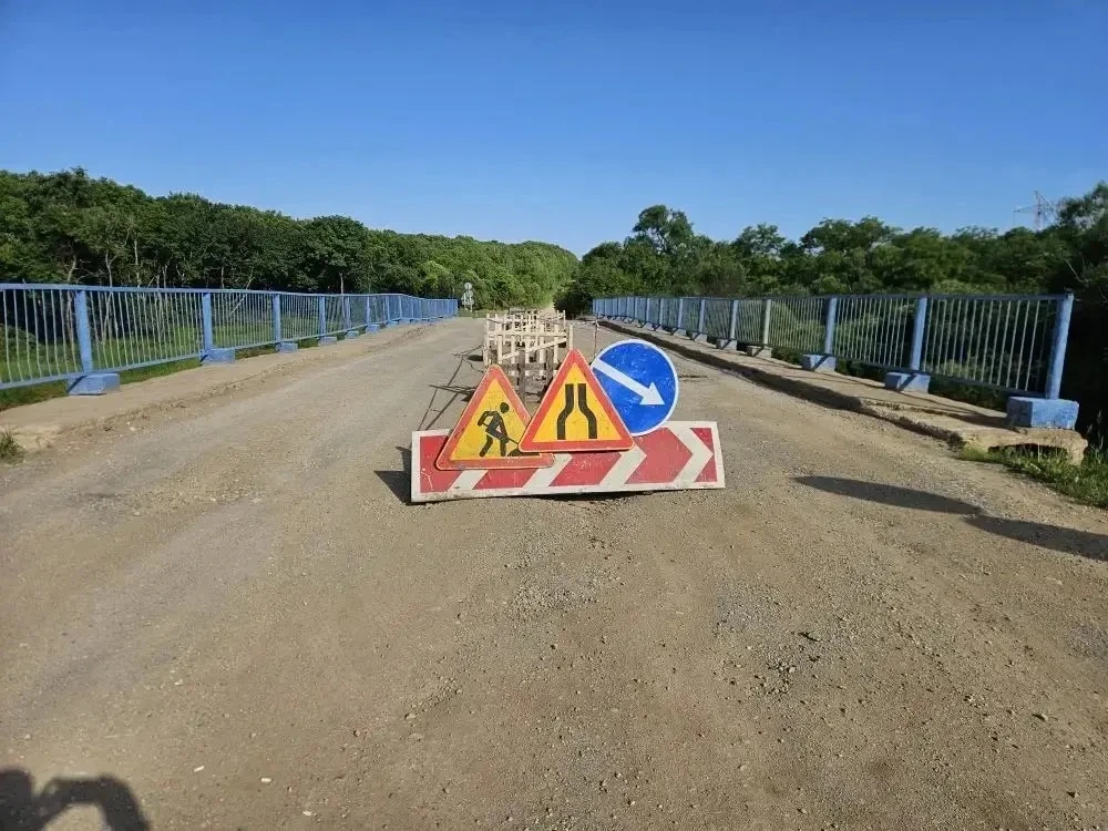 🛠️ Примавтодор приступил к устройству временной дублирующей опоры моста на подъезде к Абражеевке в 