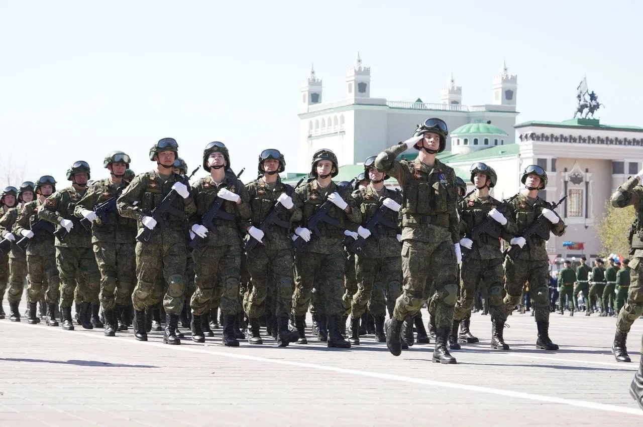 Дорогие друзья, от администрации города и от себя лично от всей души поздравляю вас с Днем защитника
