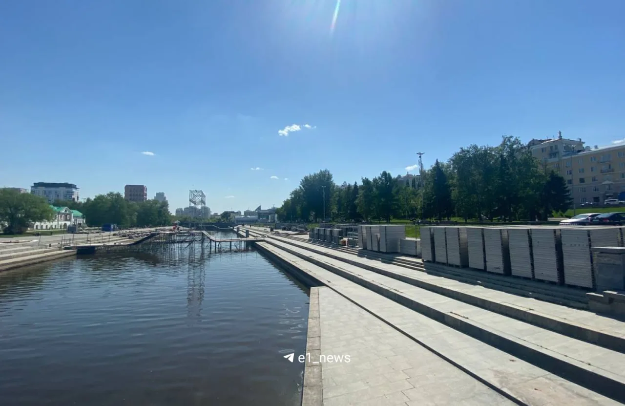 Подготовка к фестивалю «Движение» активно началась на Плотинке.   Через Исеть там строят трассу для 