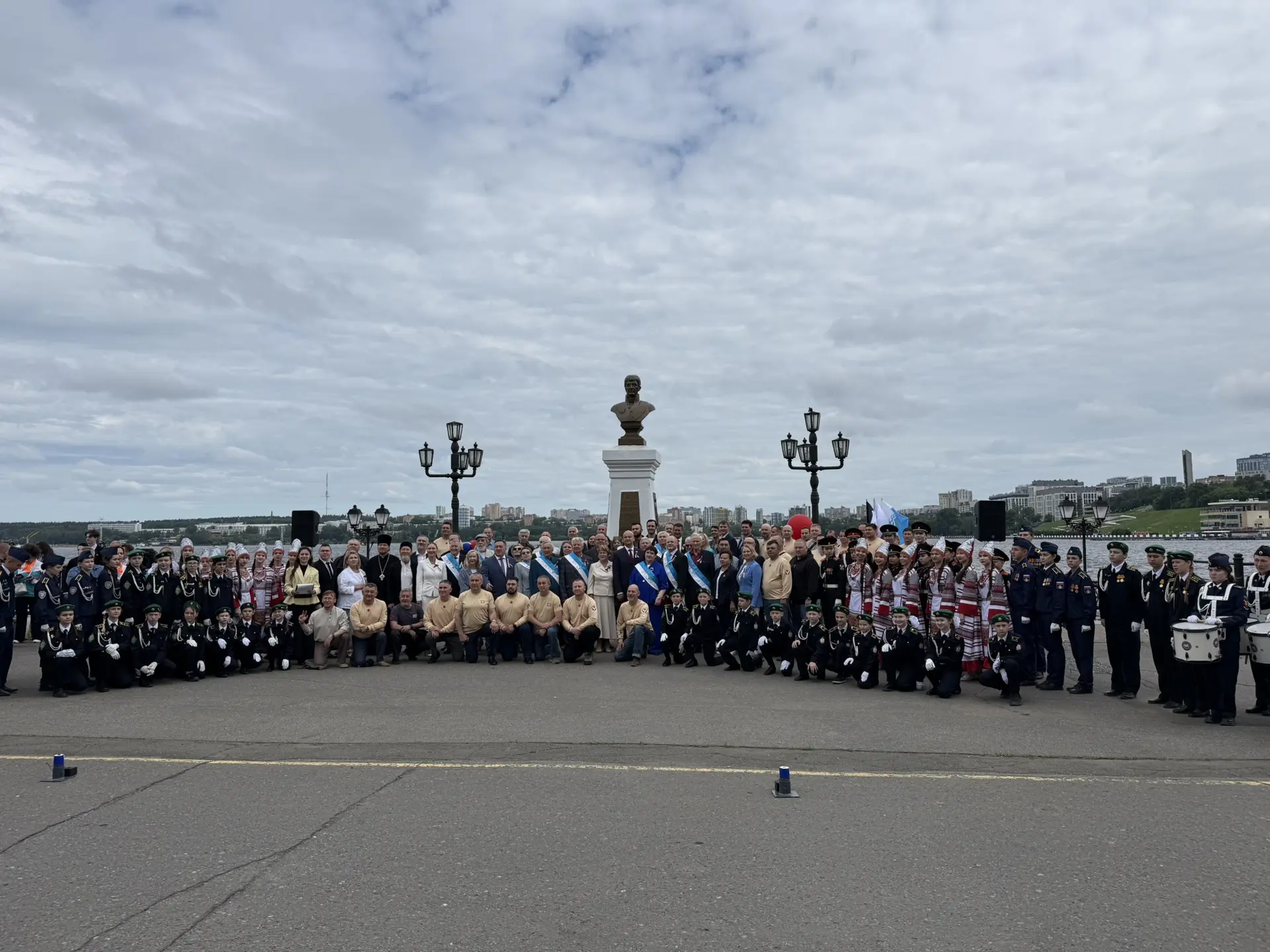 12 июня в Ижевске прошел День города. Праздничная программа началась утром с возложения цветов к усы