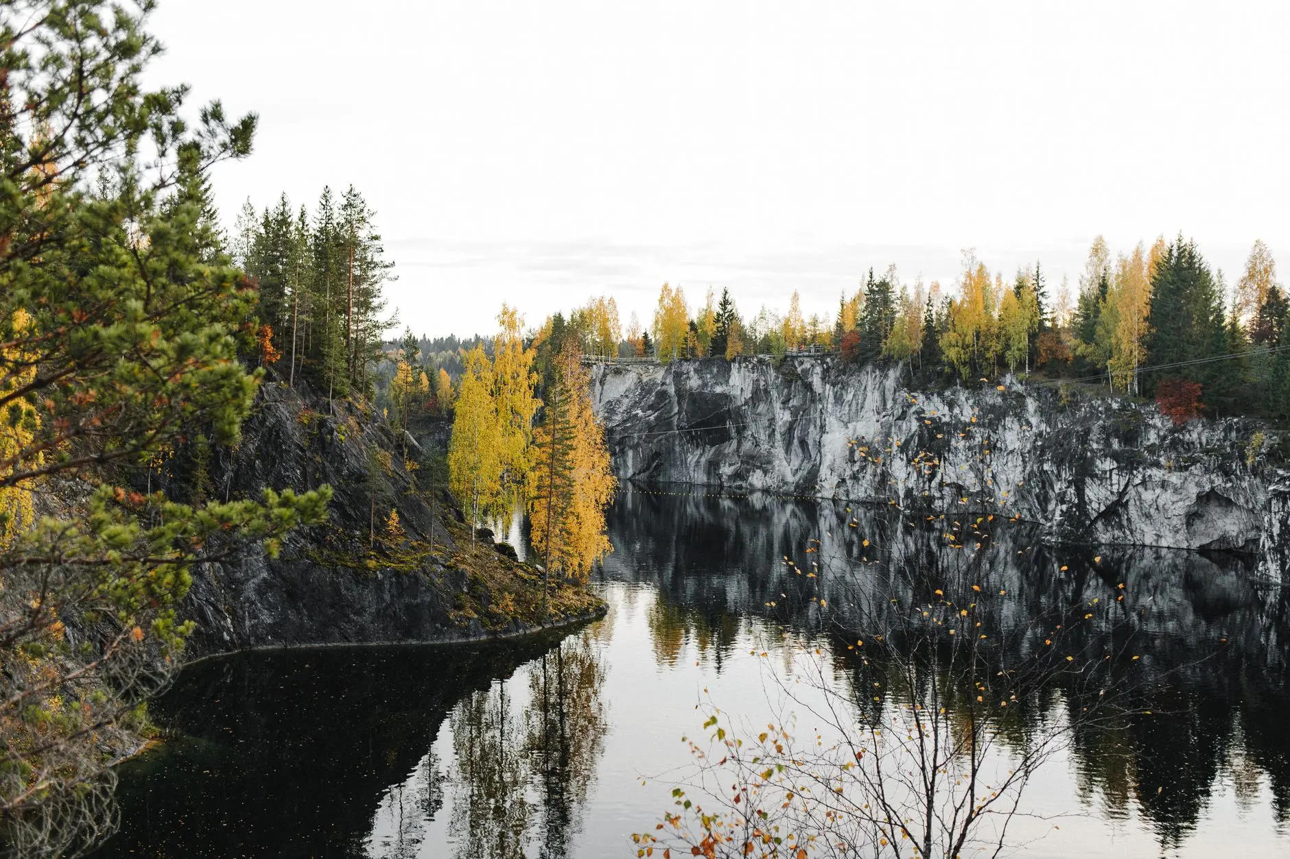 🏔️ Отправляемся на Урал! Знаете ли вы, что здесь можно найти настоящие мраморные каньоны? Например,