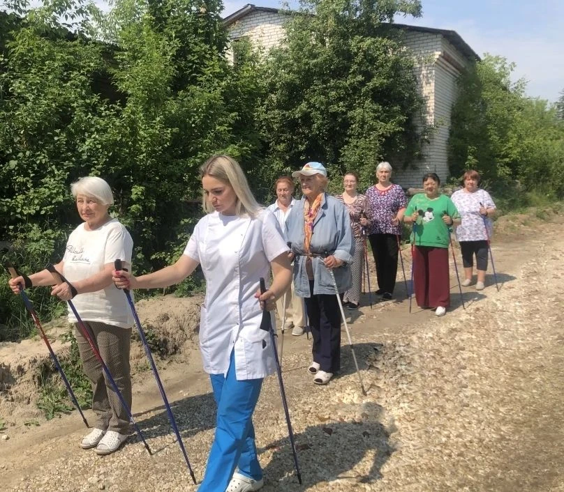 Шагаем, дышим, живём 👫

Получатели социальных услуг вместе с медицинской сестрой провели время с по