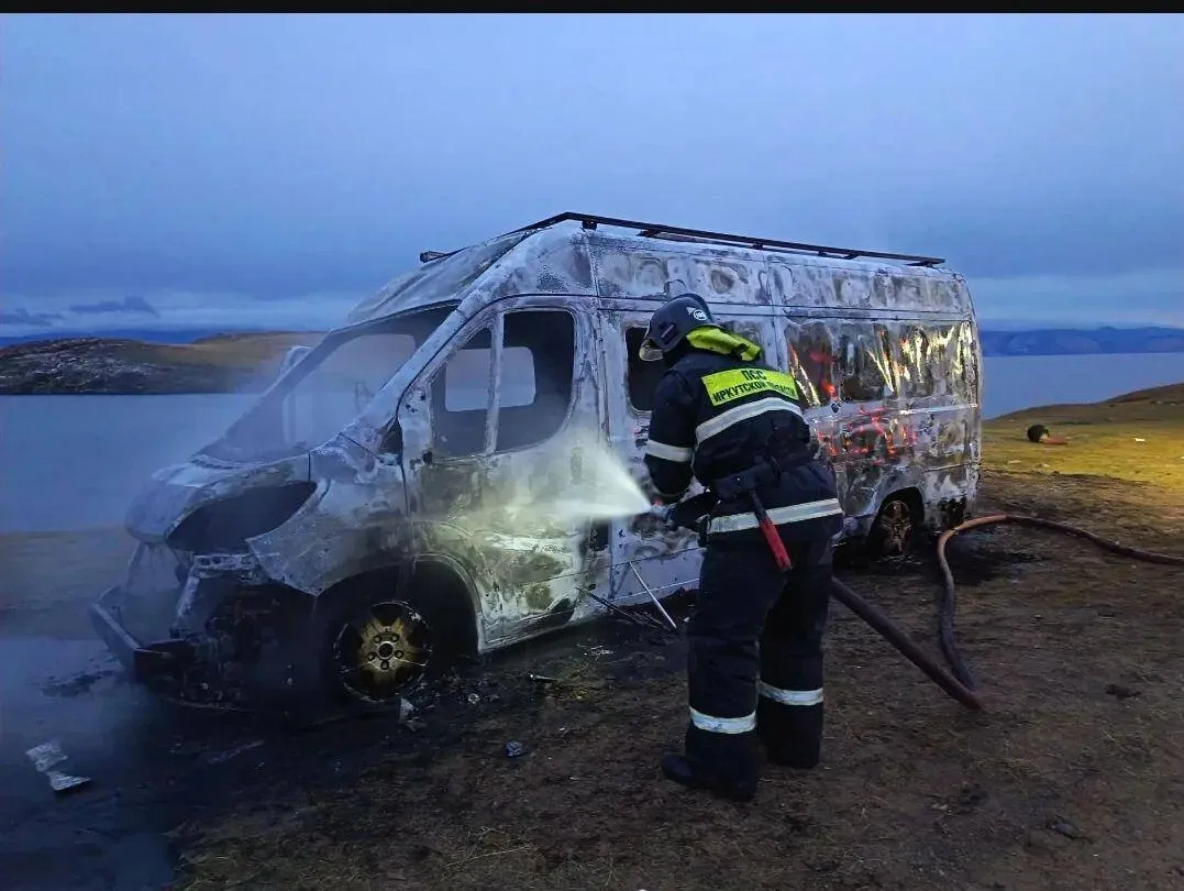 🔥🚌 На пляже в Ольхонском районе Приангарья сгорел дом на колесах, владелец получил ожоги
