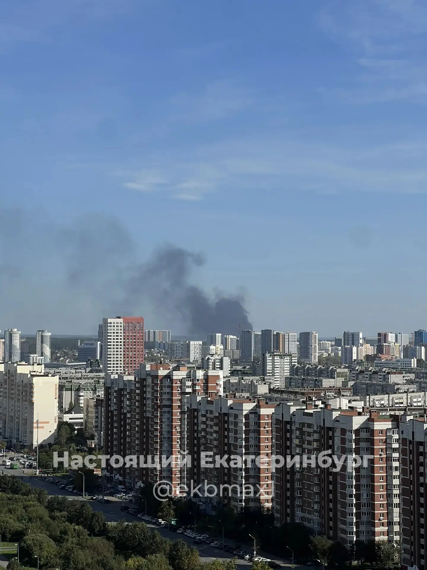 Сильный пожар заметили на Черняховского, горит крыша магазина DNS.