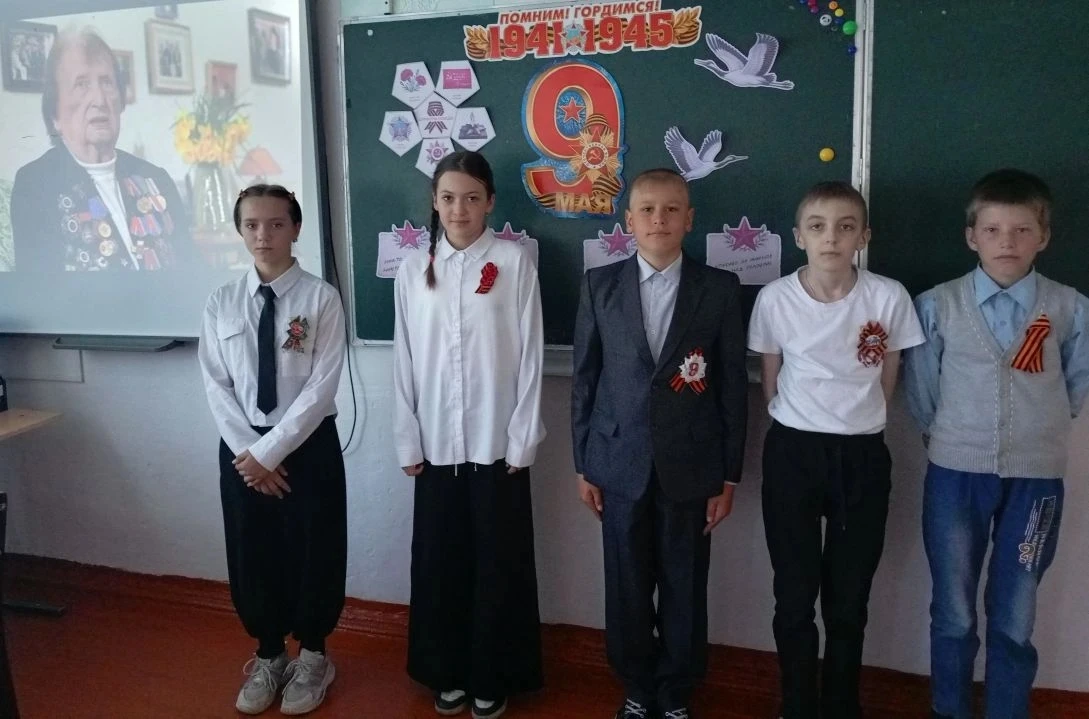 Ежегодно накануне Дня Победы в нашей школе проходят мероприятия, посвящённые памяти гер...