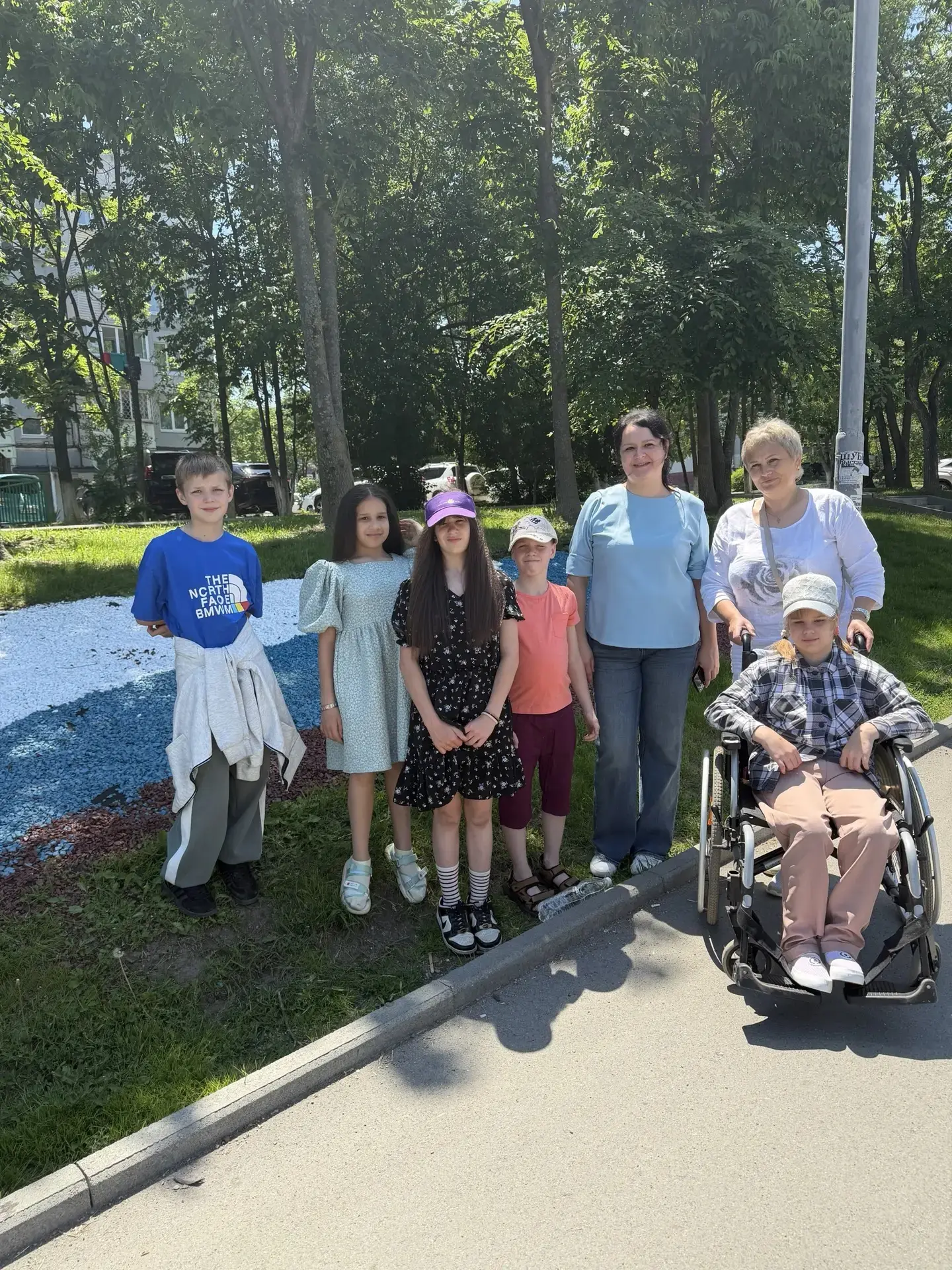 Прогулка по городу в теплые выходные дни!👫

🌸В праздничное выходные дни 
ребята с воспитателями ез