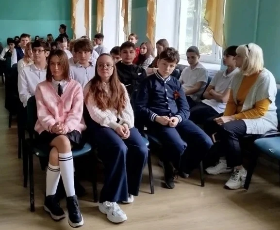 📚✨ Библиотечный урок в нашей школе! ✨📚  Сегодня для учеников 7–8 классов прошёл особенный библиотечн
