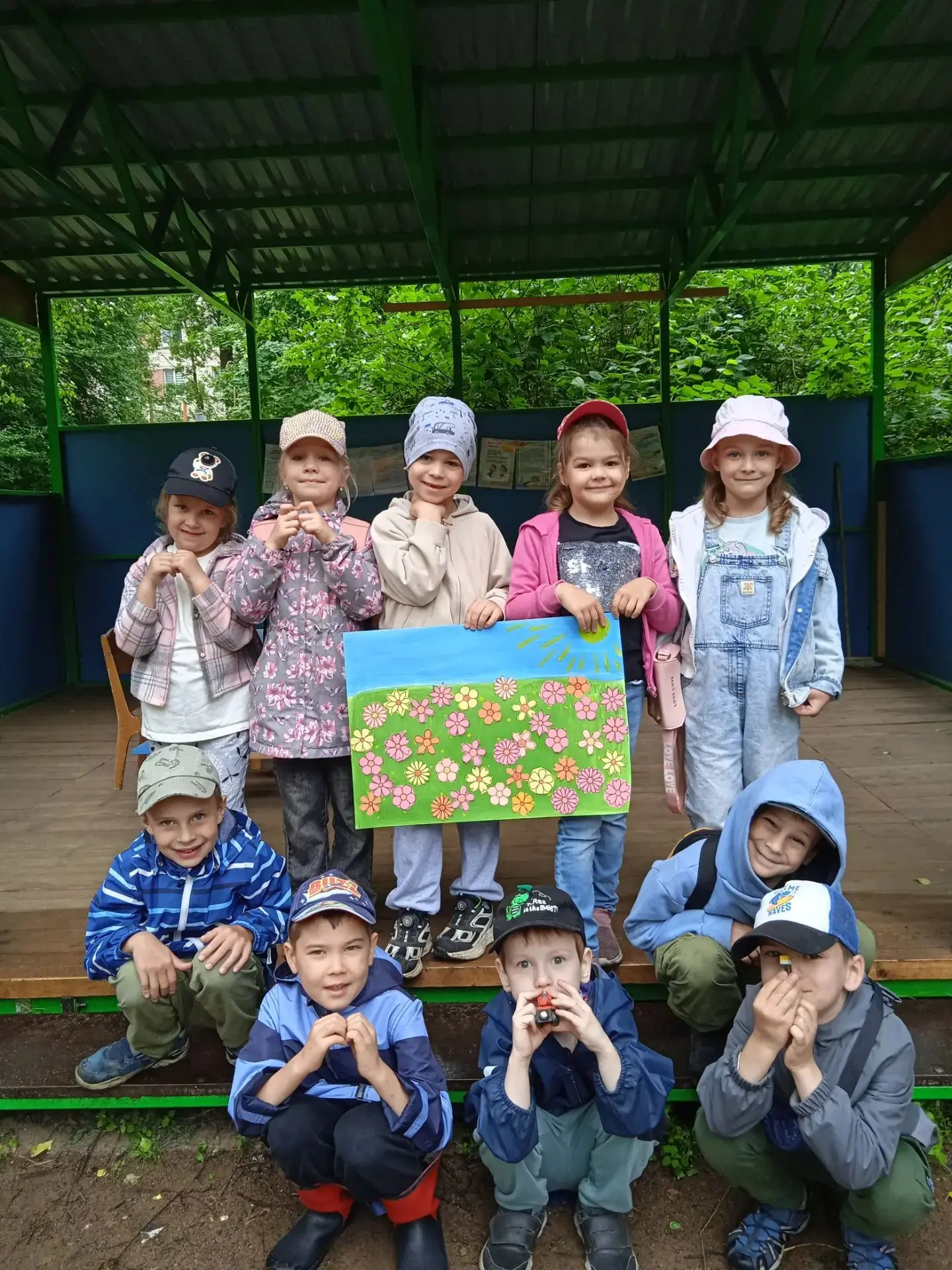 Коллективная работа групп № 10 и 17 "Цветочная поляна"🏵🌼🌸🌺