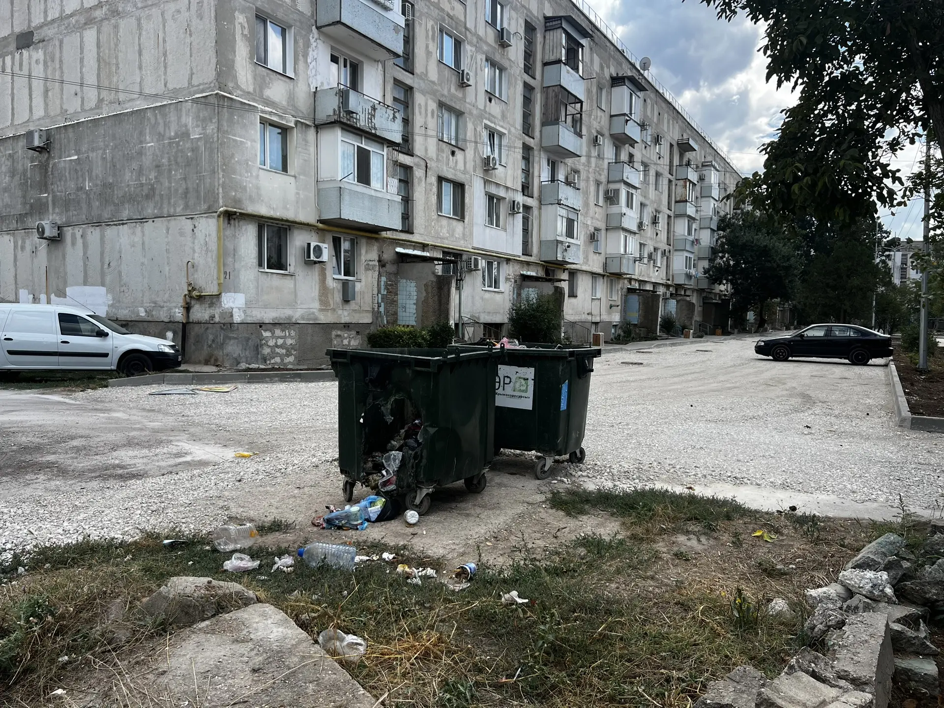 Администрация, обратите внимание на проблему с мусорным баком на ул. Восточная д. 121, ...