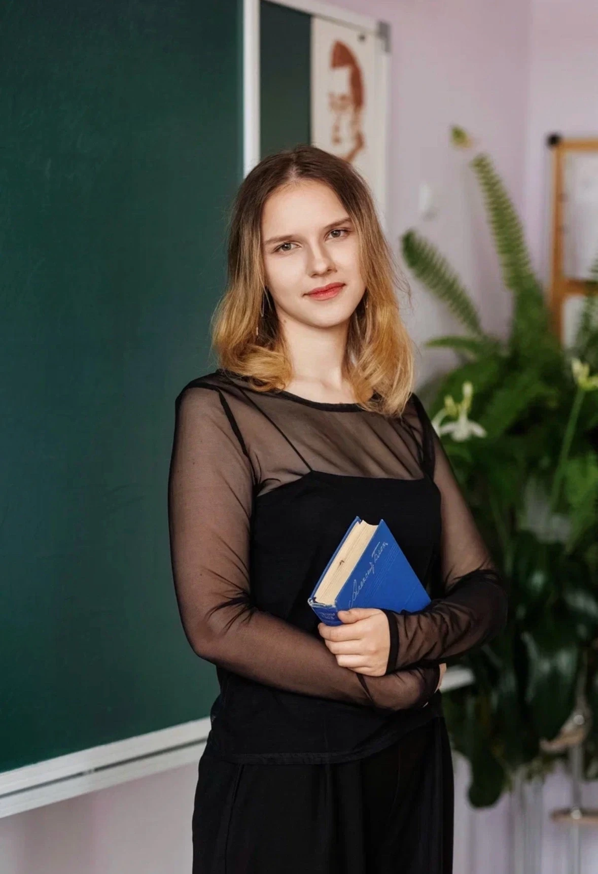 ЗНАКОМЬТЕСЬ, НАШИ 💯-БАЛЛЬНИКИ

Знакомьтесь, Бабанова Алена. Золотая медалистка. 100 баллов на ЕГЭ п