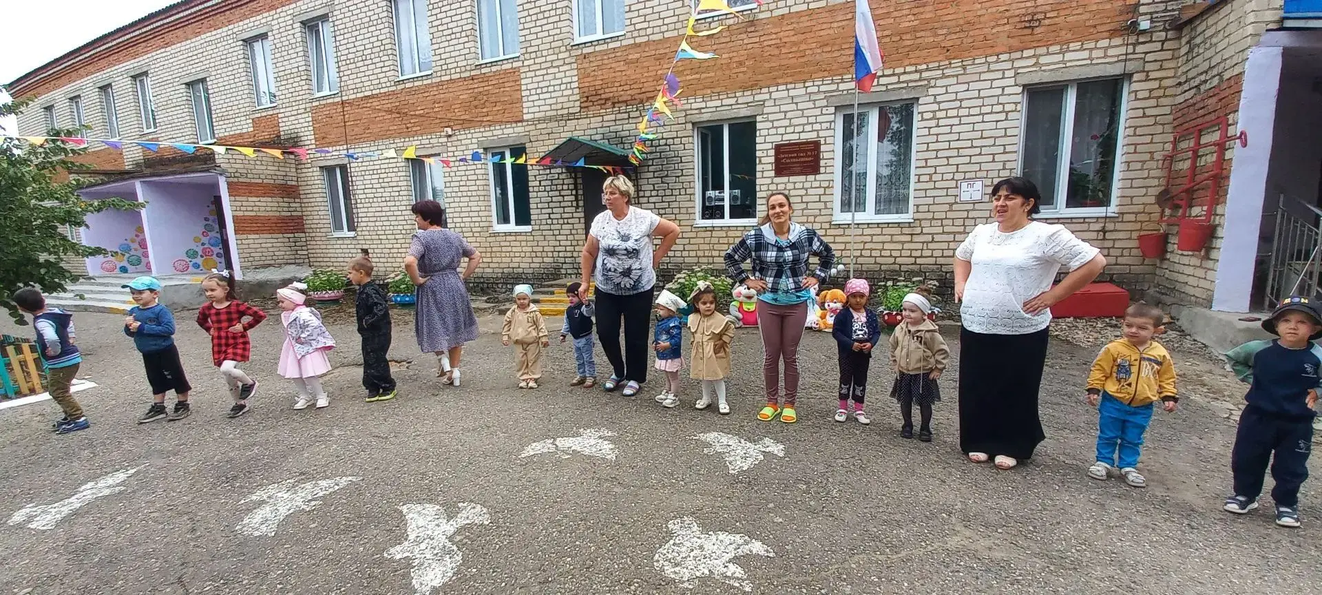Наступил сентябрь, а вместе с ним и самый первый праздник в новом учебном году -  День ...