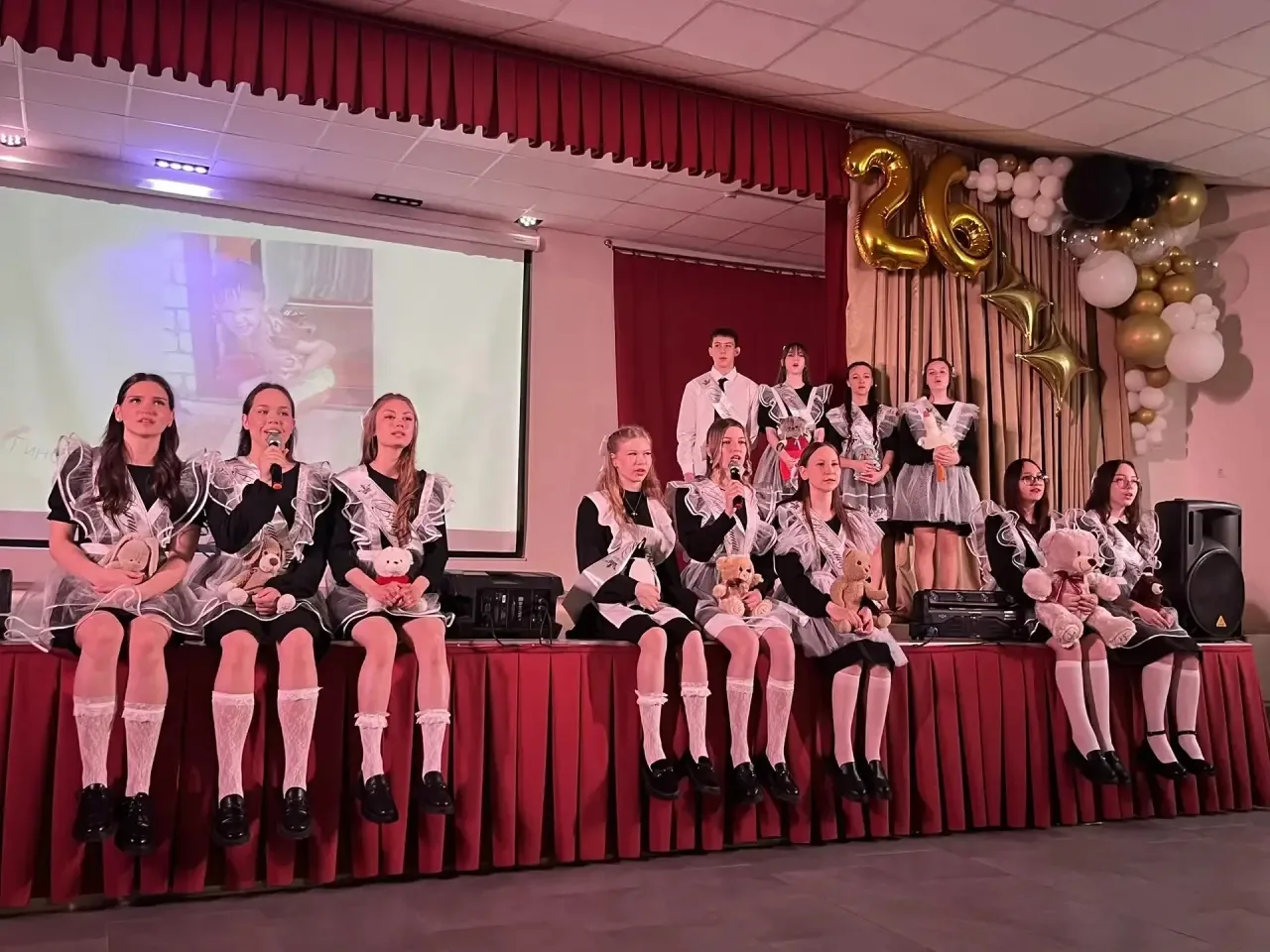 🔔 Время лететь в большую жизнь: Последний звонок для 11-классников!  Сегодня в стенах нашей школы пр