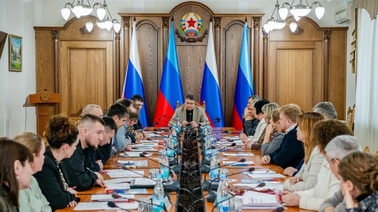 Провел совещание с руководством и членами Правительства ЛНР по реализации национальных проектов в 20