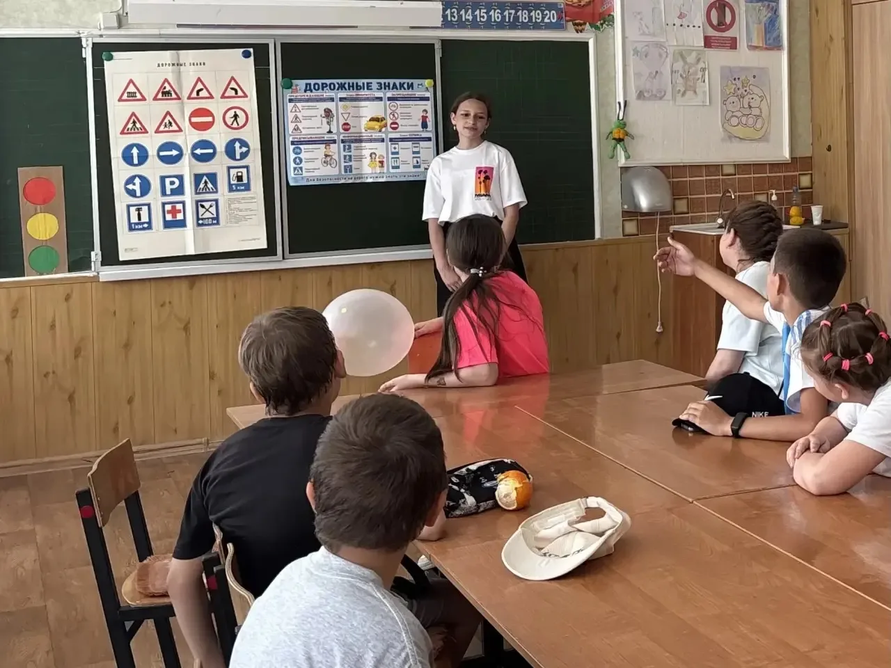 🚦Безопасные каникулы: восьмиклассники рассказали малышам о главных правилах на дороге