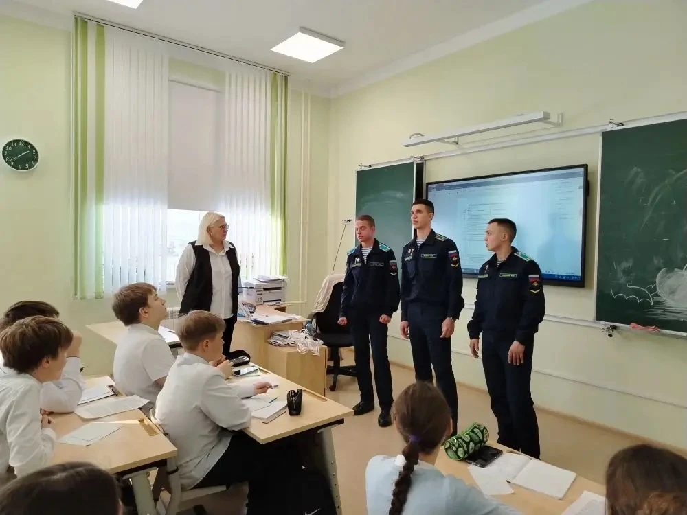 2 февраля в нашей школе курсанты НВВКУ провели беседу с учащимися 8-х классов и юнармейцам отряда "З