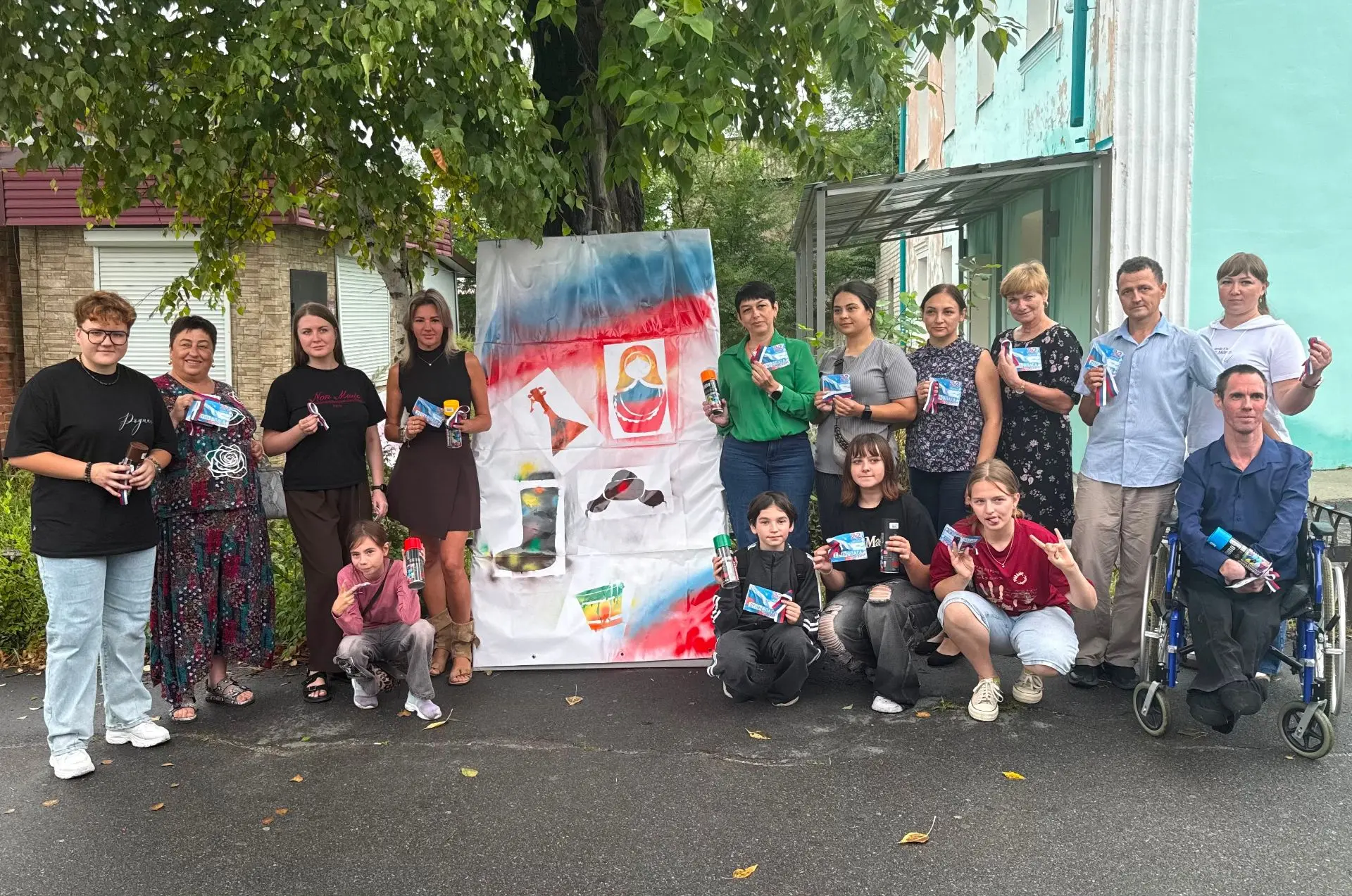🎉 В преддверии Дня Государственного флага в Райчихинске прошла яркая акция «Нарисуй св...