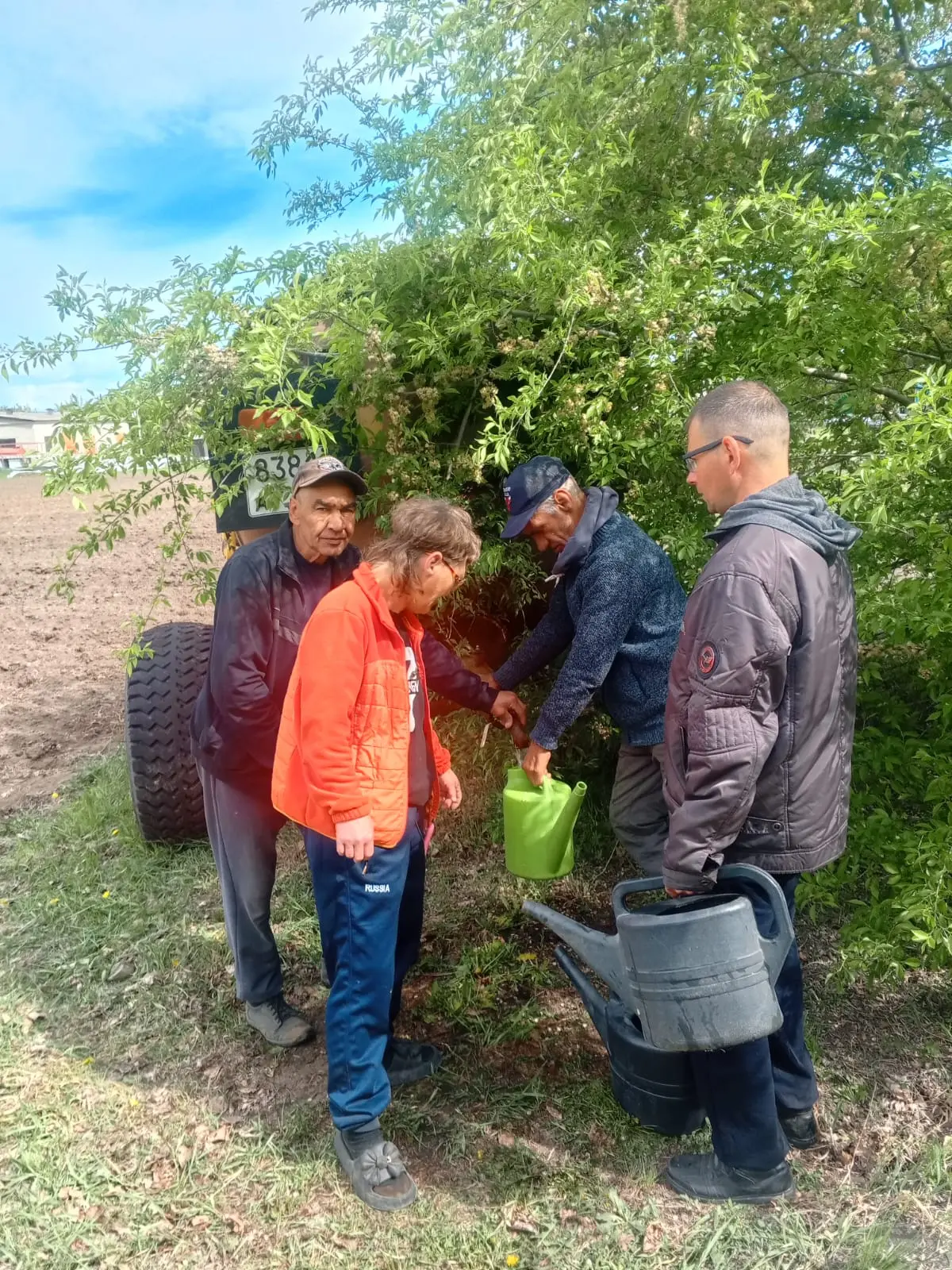 Субботник «Зелёная весна» 🌱 объединил сотрудников учреждения и проживающих: вместе они...