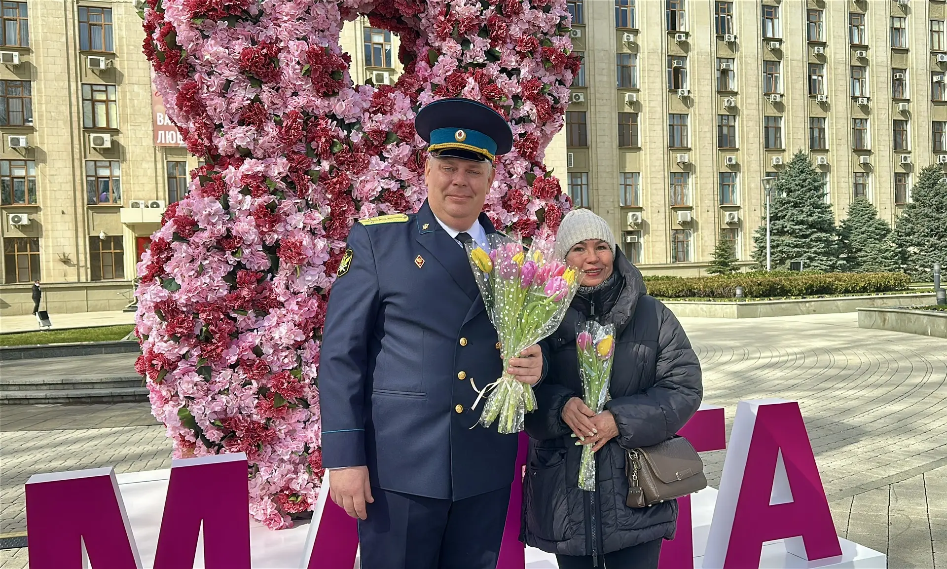 «Вам, любимые!»: судебные приставы Кубани подарили женщинам тюльпаны и мимозу в преддверии 8 Марта 💐