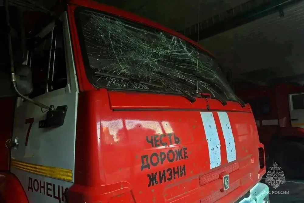 В Донецке при повторной атаке БПЛА пострадали 8 сотрудников МЧС России