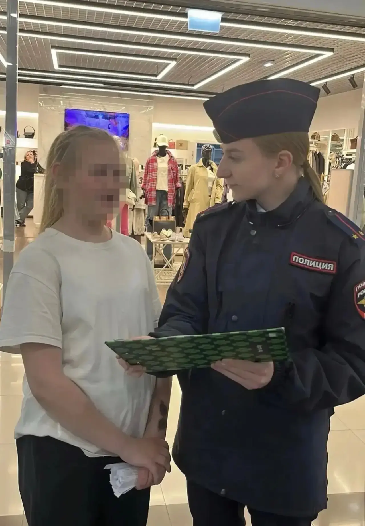 Сотрудники полиции провели профилактические мероприятия с несовершеннолетними в крупных торговых цен