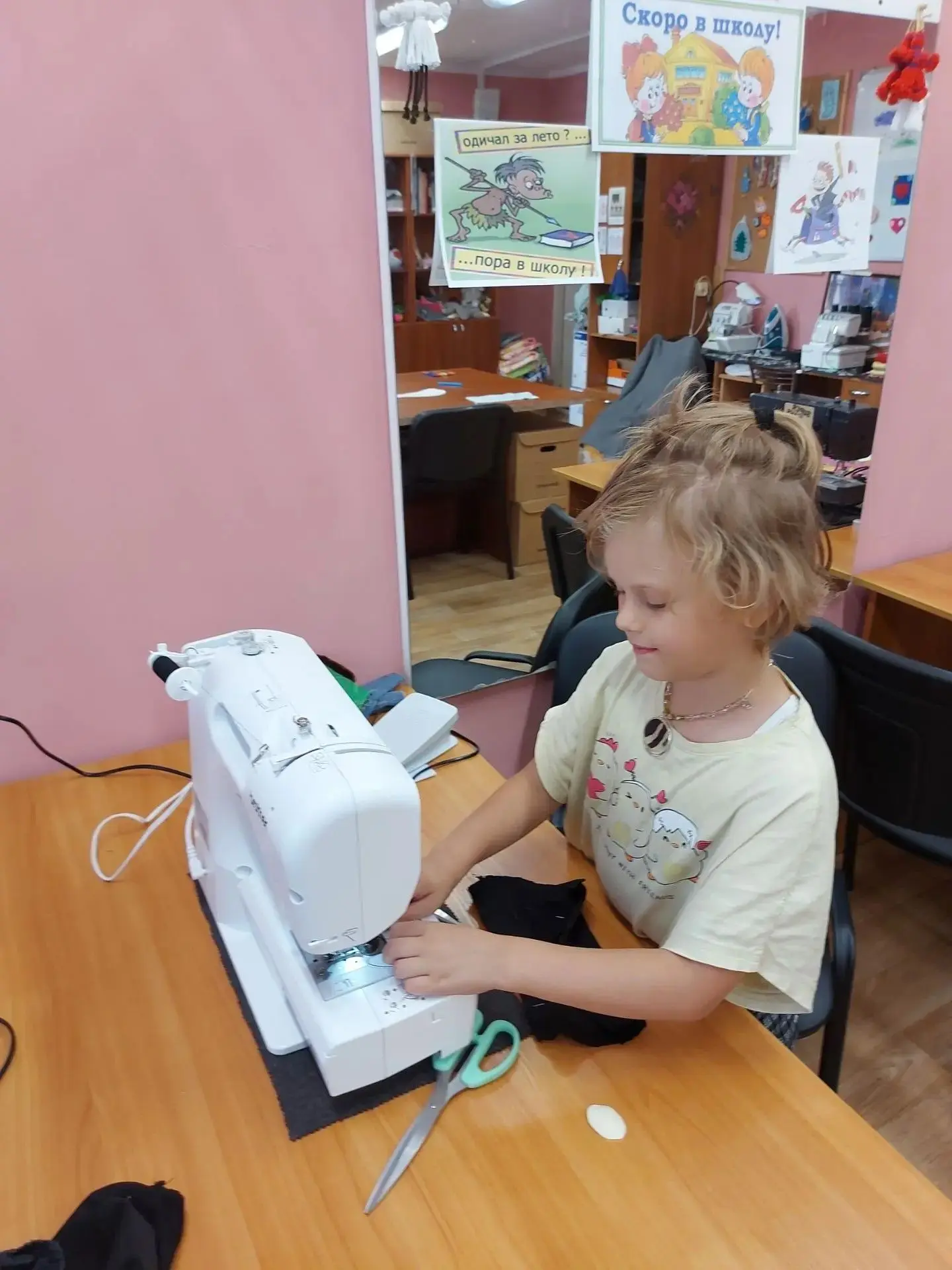 В швейной мастерской «Умелая иголочка» вовсю готовятся к 1 сентября. Ребята делают фетр...