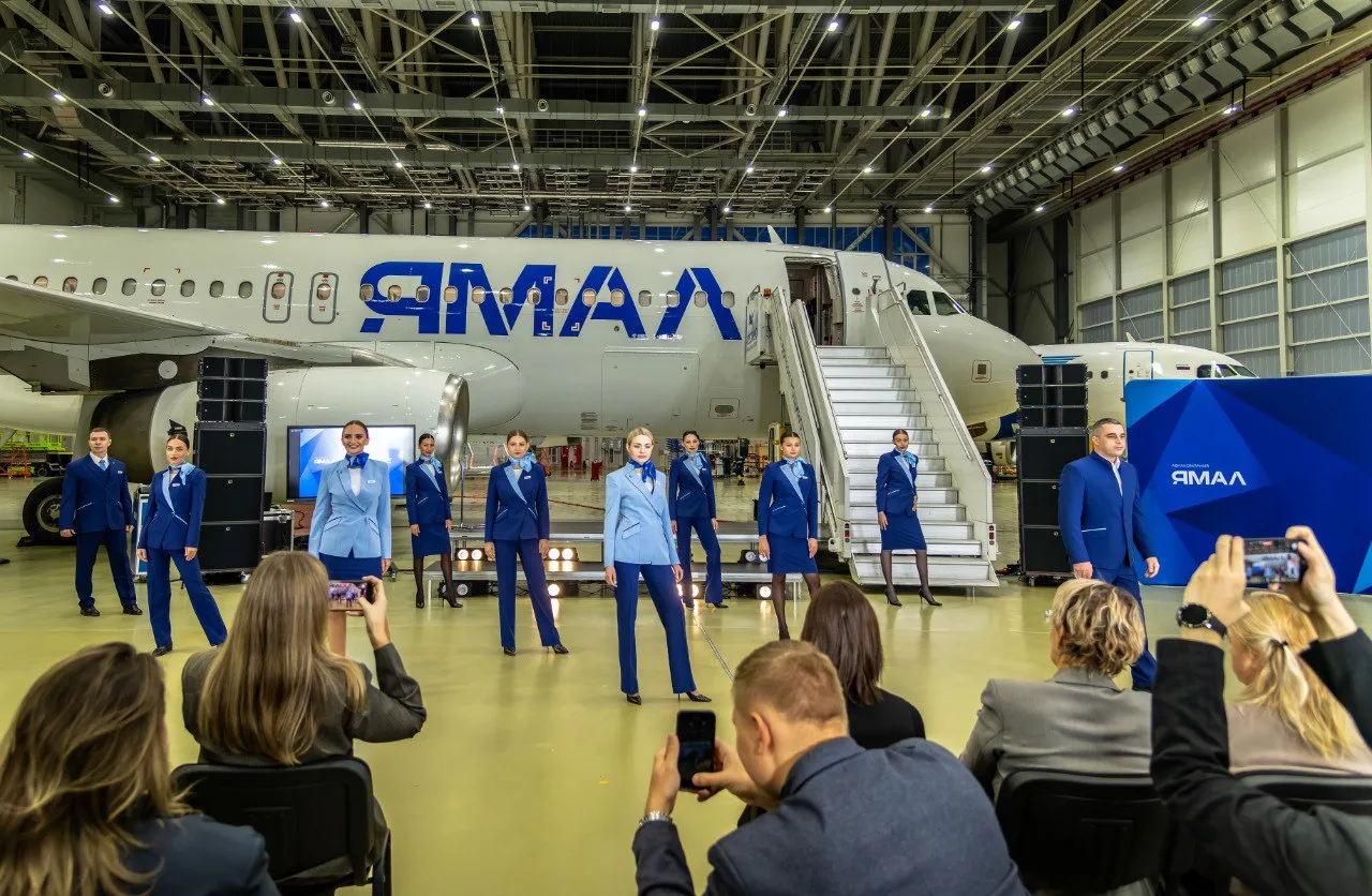 Стиль в небе ✈️  Вчера "превратили" авиационный ангар в арт-объект и устроили грандиозный показ ново