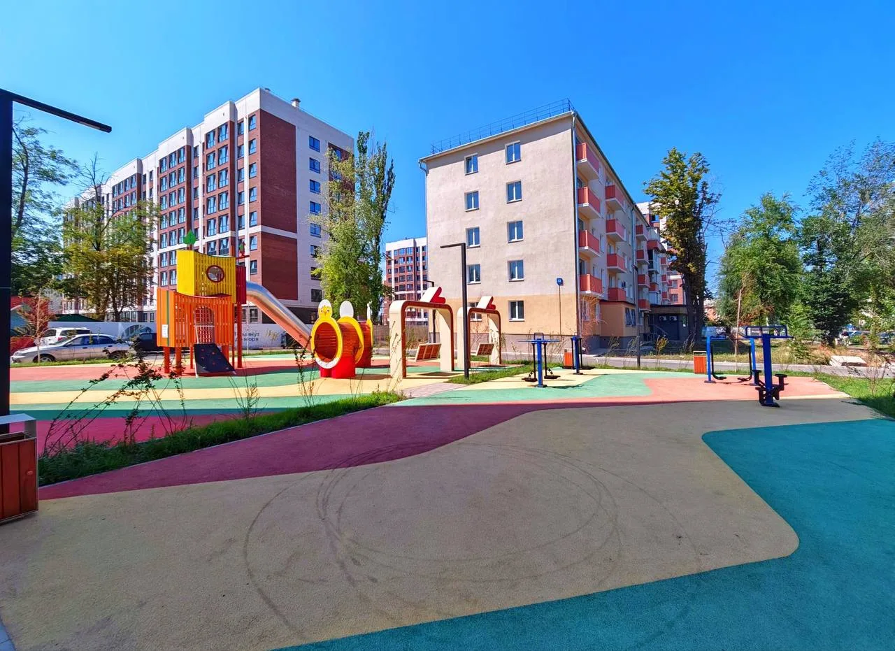 🛝 В Мариуполе детская площадка на проспекте Строителей стала любимым местом отдыха.

Жители отмечаю