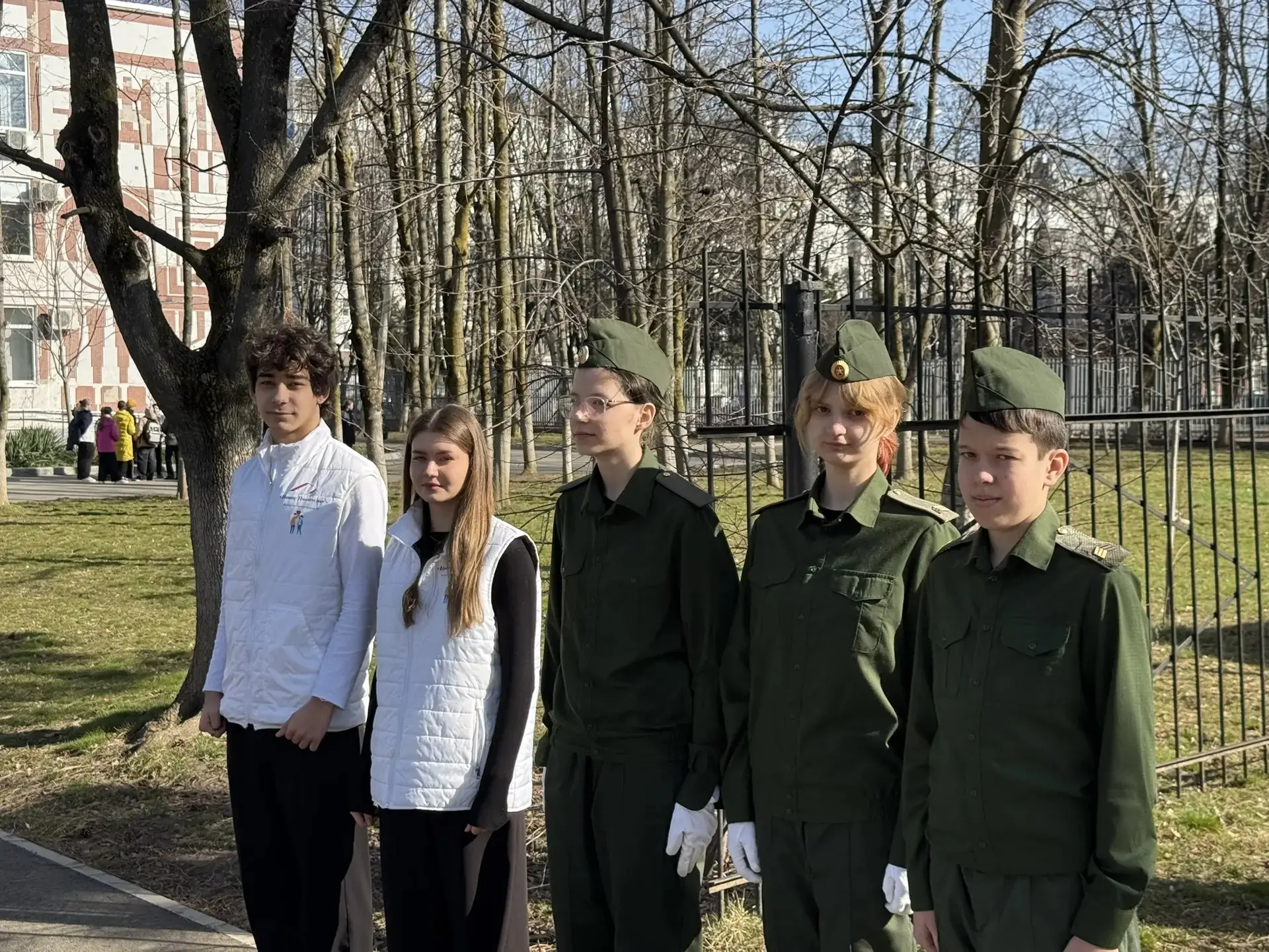 🔥 Эстафета памяти продолжается!  Юнармейцы МАОУ СОШ №20 и волонтёры организации "Новое поколение" то