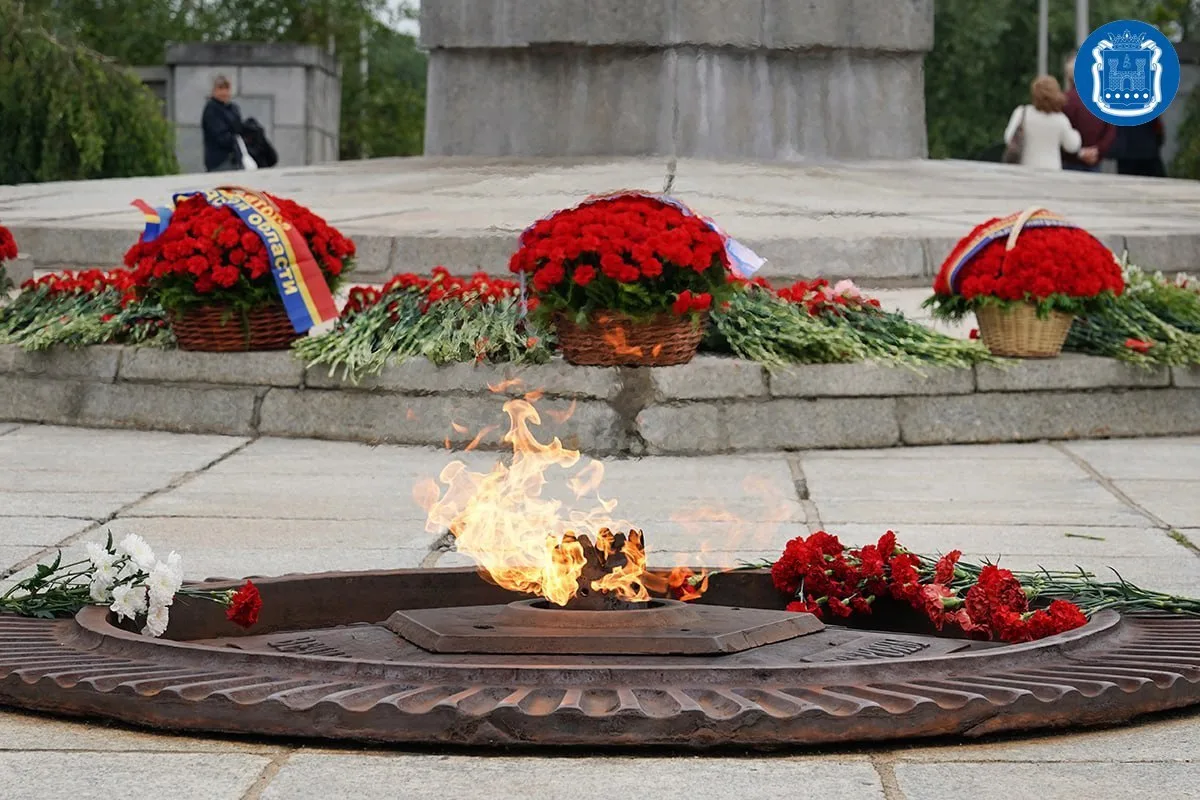 К мемориалу 1200 воинам-гвардейцам в Калининграде возложили цветы в день 80-й годовщины...