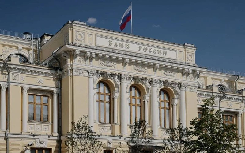 Опять ЦБ ставку дропнул. Ну, девятый раз подряд, чтоб его. Теперь 14.25%. Слушайте, эксперты там, он